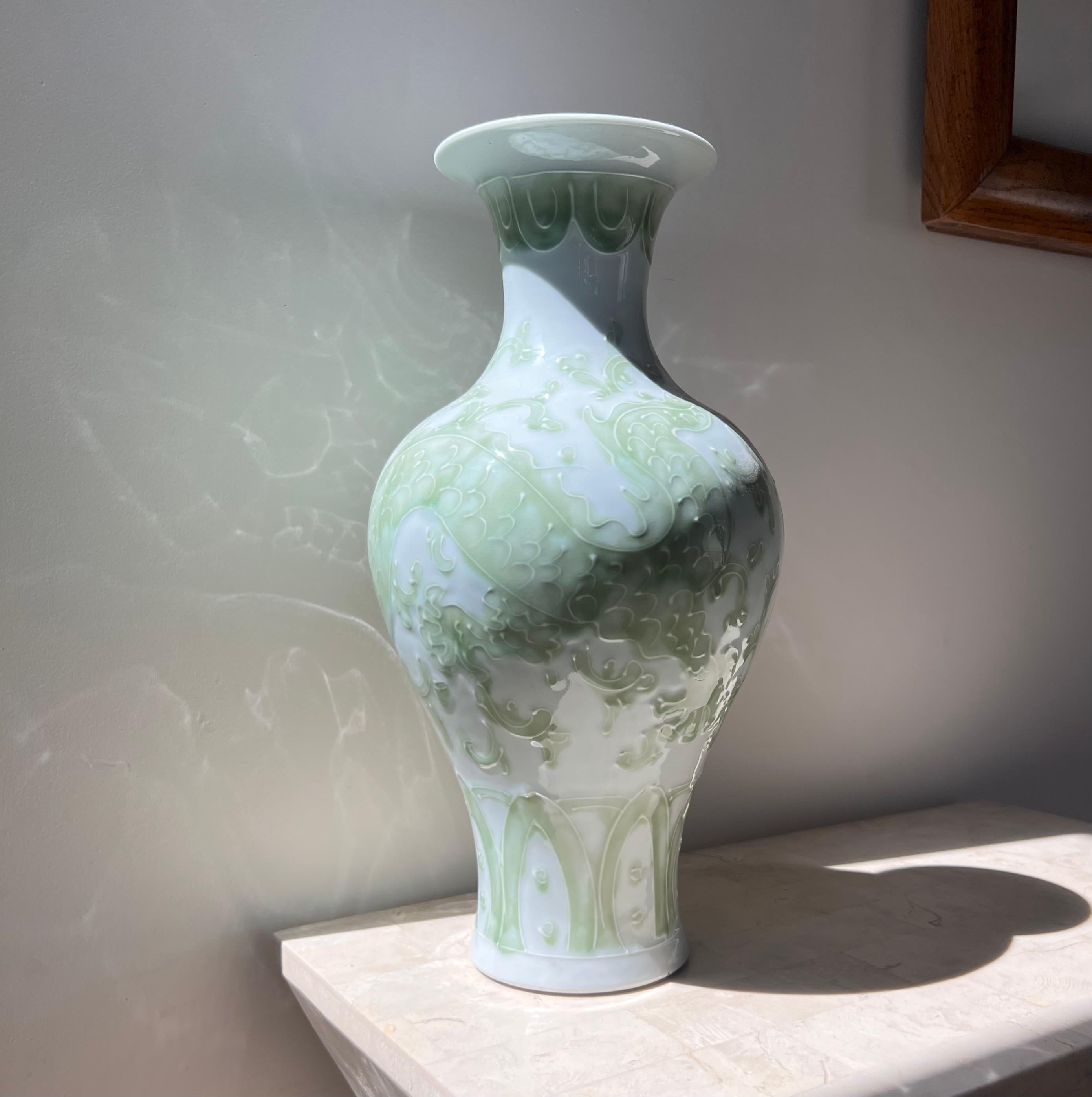 Vaso in porcellana con motivo a drago, di Tozai, 20° secolo in vendita 4