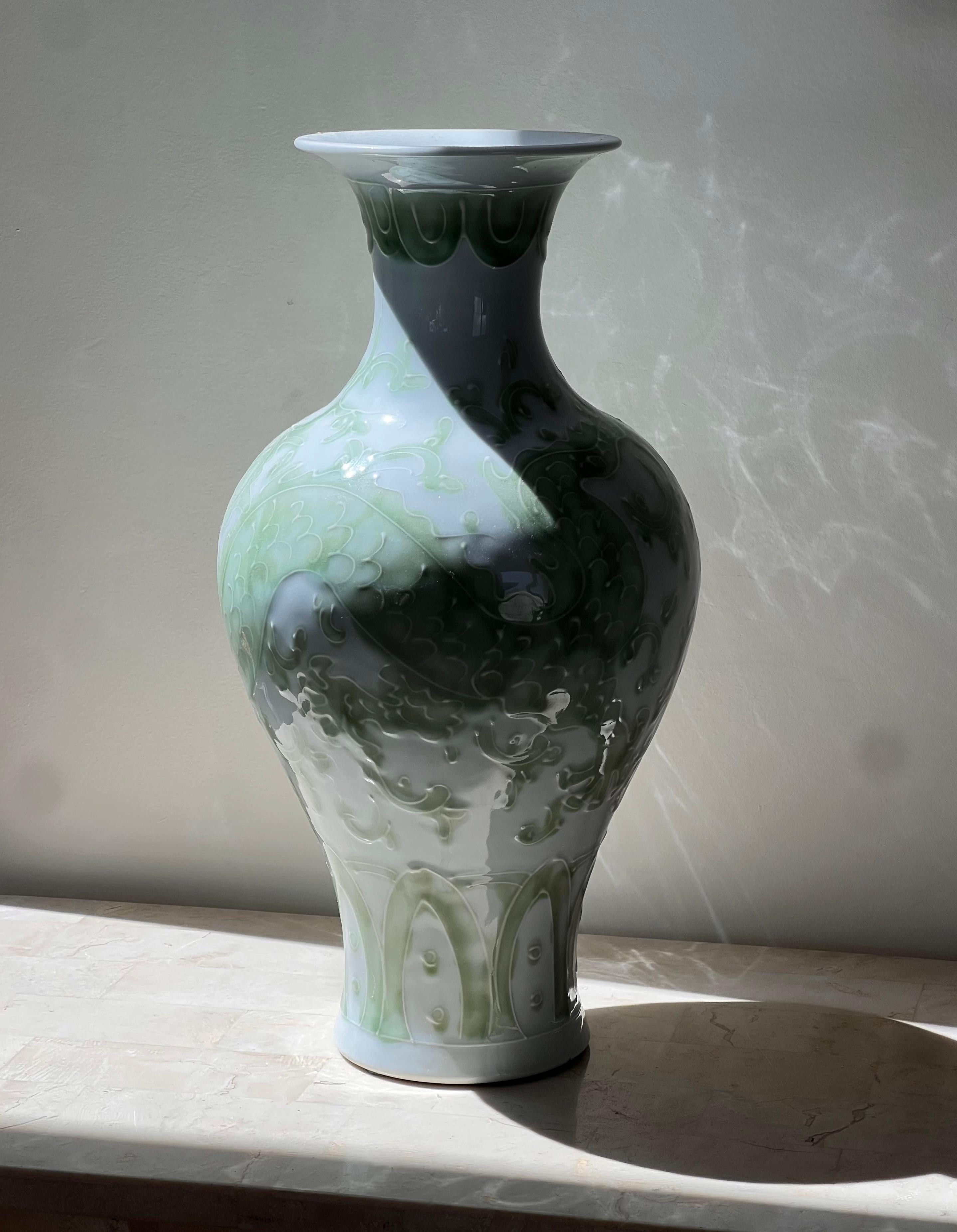 Vaso in porcellana con motivo a drago, di Tozai, 20° secolo in vendita 5