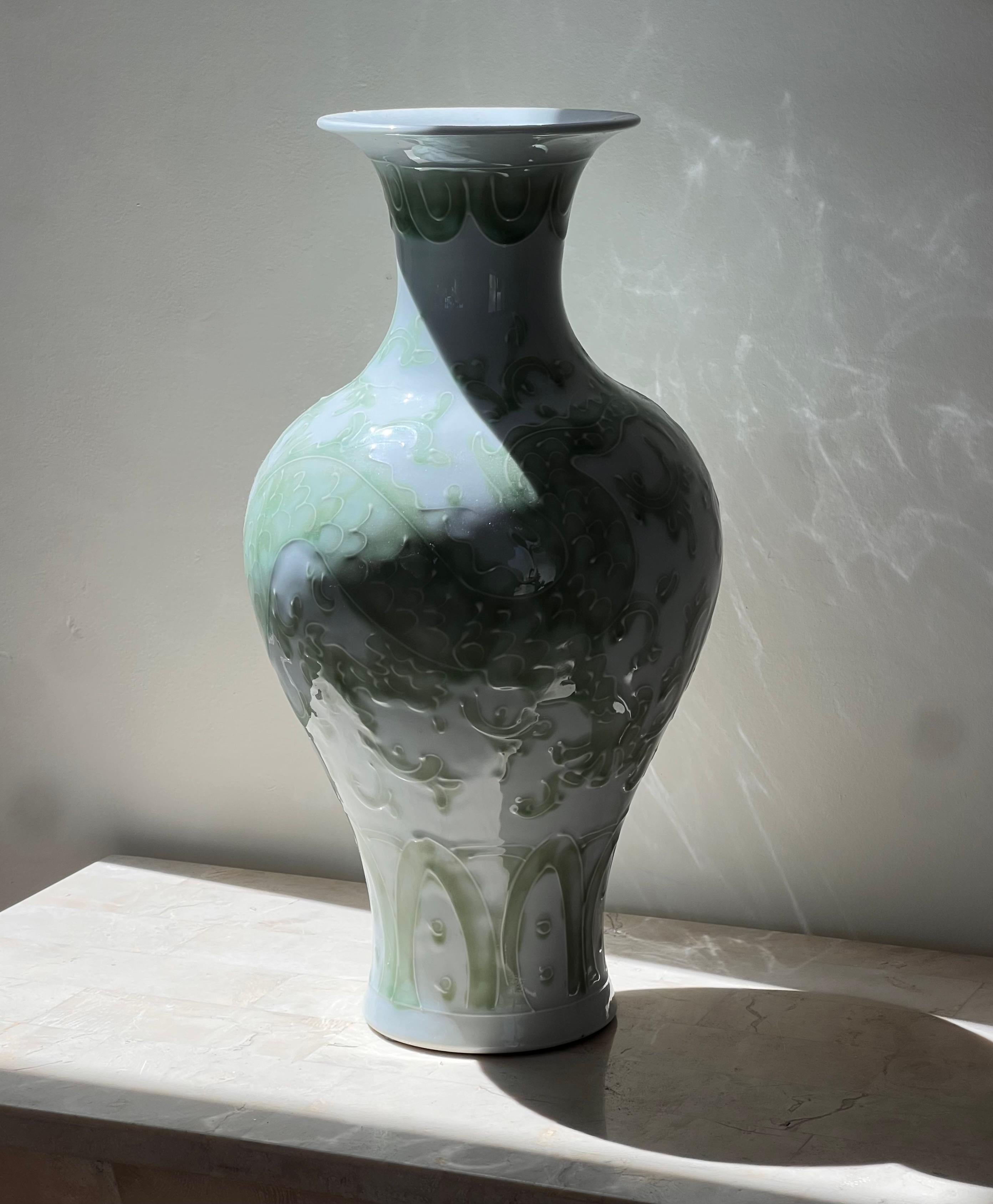 Sconosciuto Vaso in porcellana con motivo a drago, di Tozai, 20° secolo in vendita