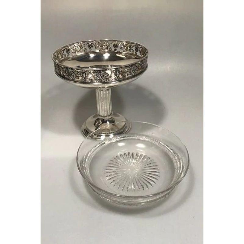 A. dragsted silver pedistal grape motif bowl with glass insert.

Measures height 19 cm (7 31/64 in) diameter 19 cm (7 31/64 in)

Combined weight 917 gr/32.35 oz.