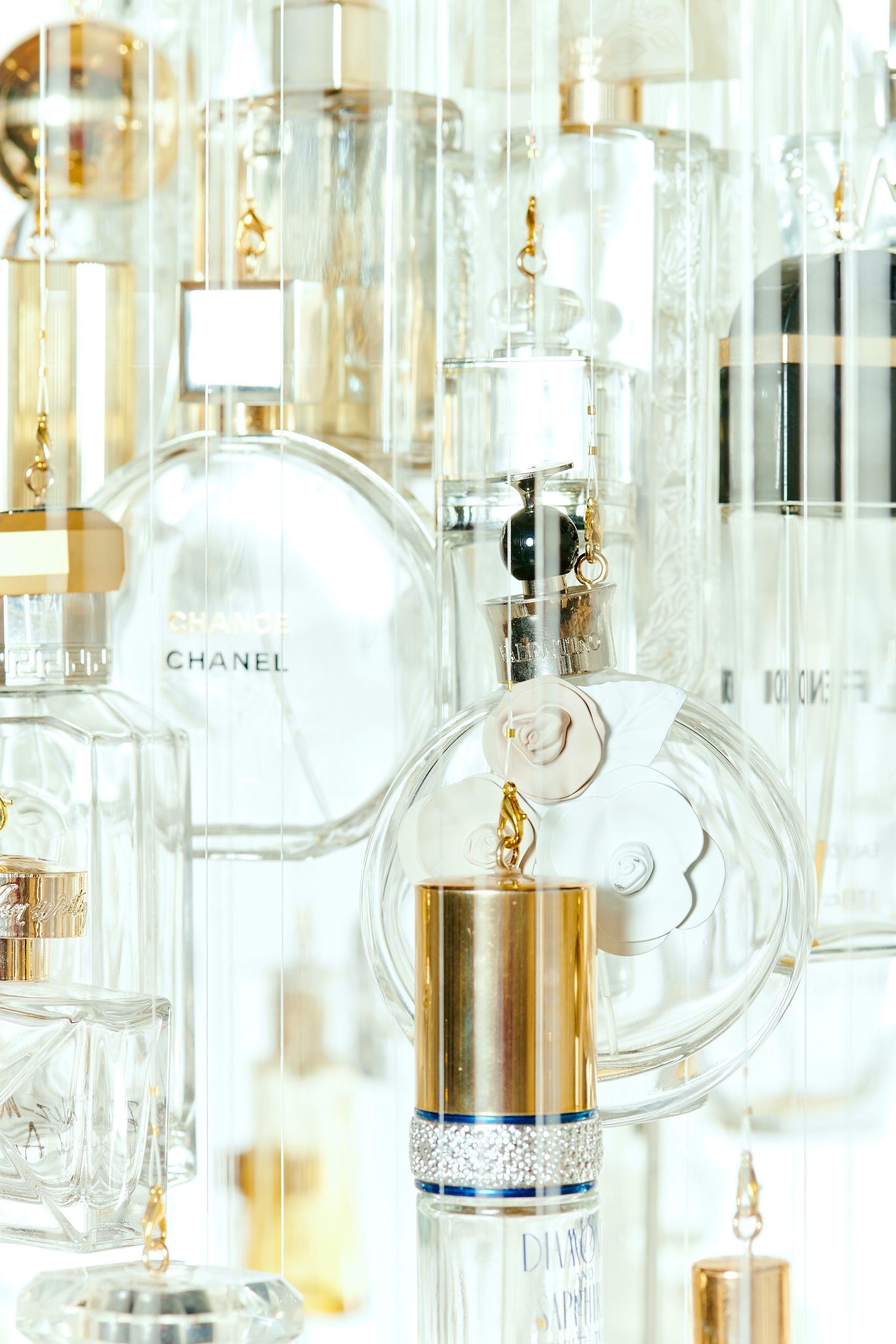 A drop of essence 116 Gold. A chandelier made from personal collections of perfume bottles. ‘Cherished’ is Diederik Schneemann’s latest project revolving around the concept of collecting. In search of new interesting materials to work with,