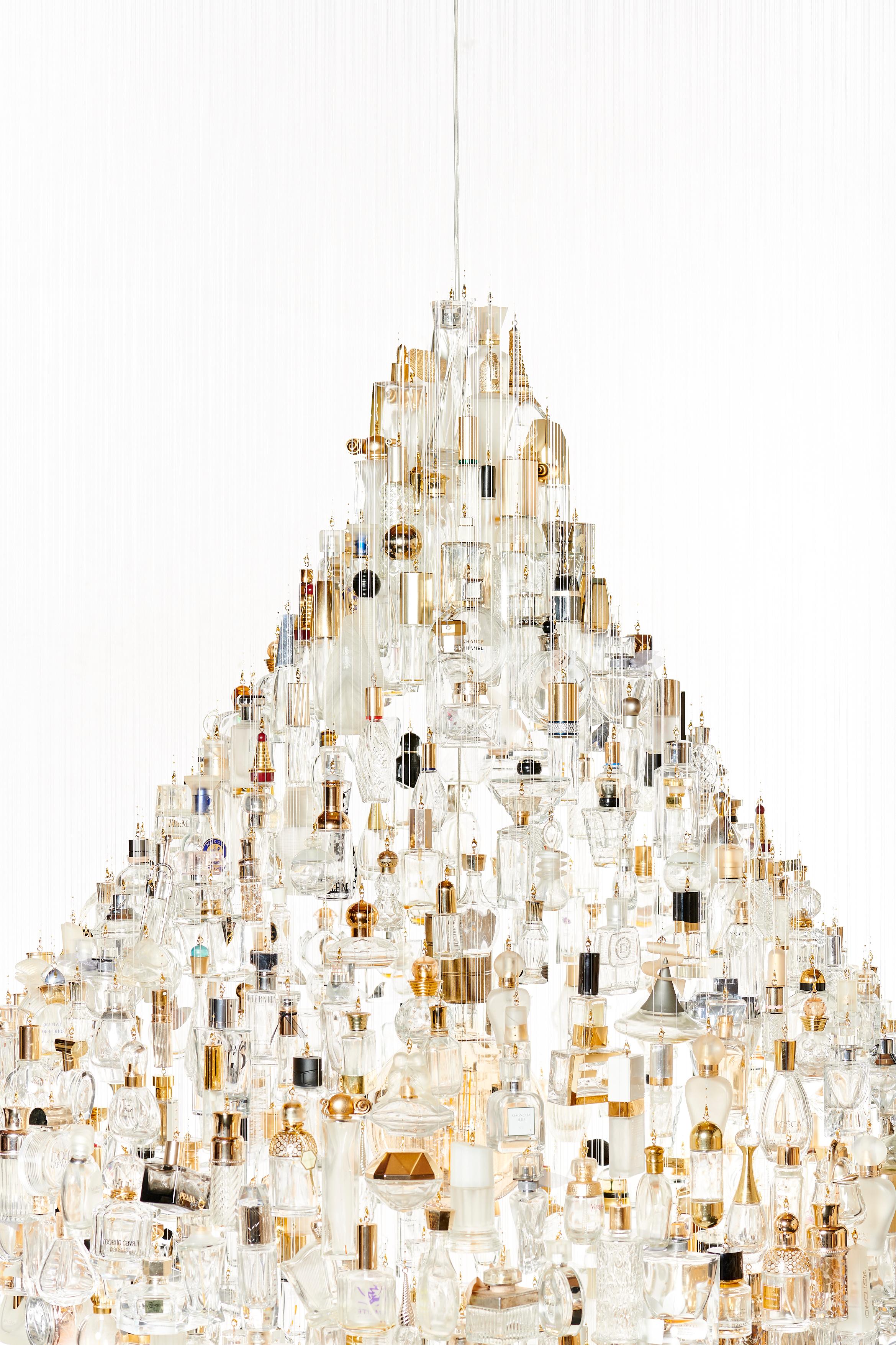 A drop of Essence 116 gold chandelier  In Distressed Condition For Sale In ROTTERDAM, ZH