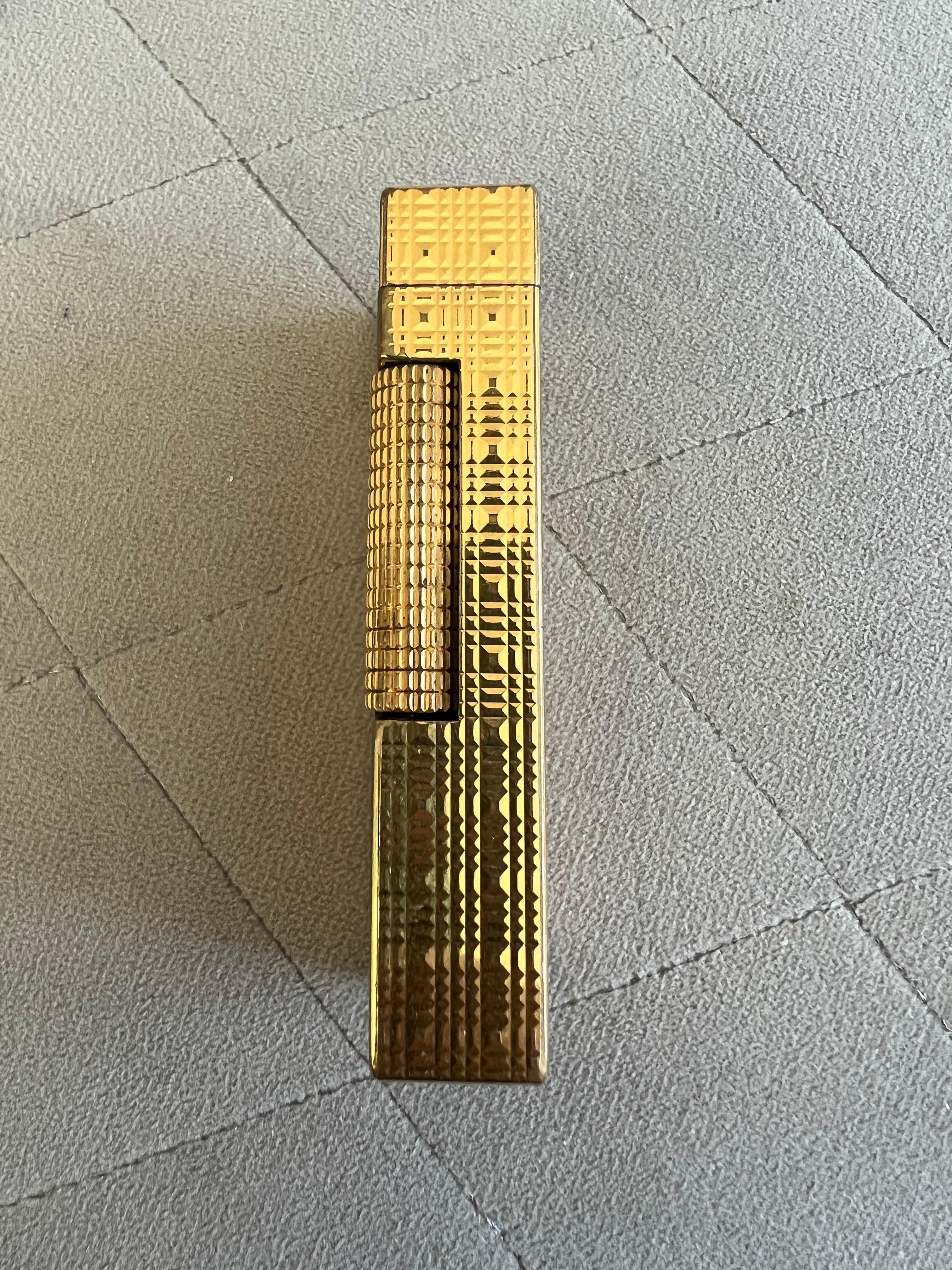A Dunhill gold-plated mid century cigarette lighter, barley engine turned design. Mid-Century Modern Lighter by Dunhill Rollagas Rulerlite, c1970 in mint condition.  
Almost as new.  Please
 note that the lighters can not be shipped with fluid.