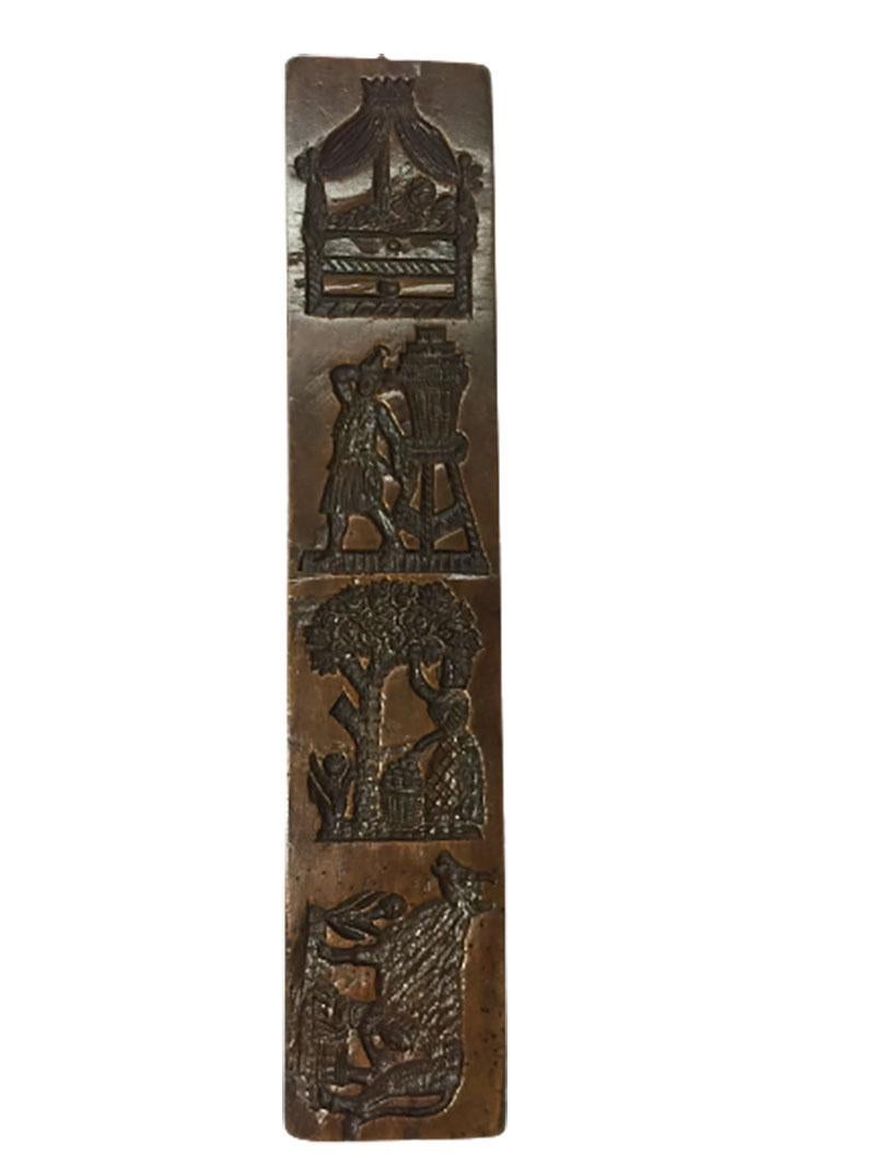 Moule en bois pour pain d'épice du 18ème siècle 

Le moule est double face et comporte 8 figures sculptées à la main, dont un berceau, un lit à baldaquin, un brasero, une chaise haute pour enfants, etc. 
Ce moule est utilisé et présenté dans le