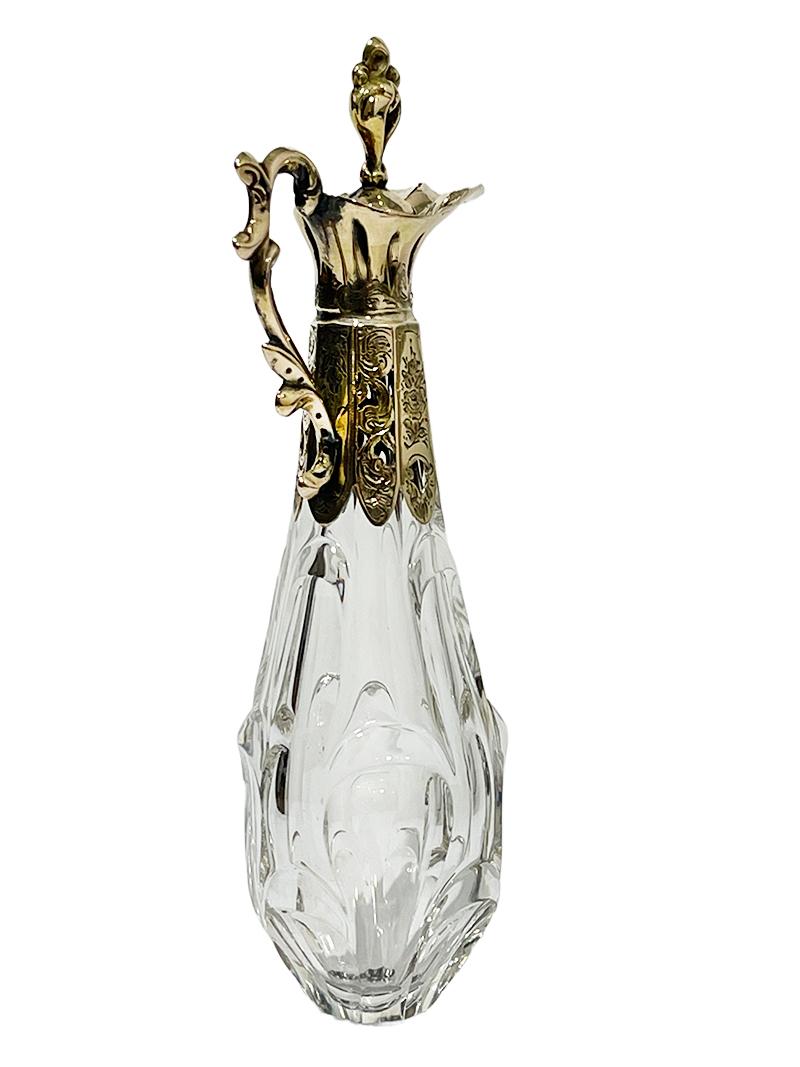 Flacon de parfum en cristal et or du 19e siècle, vers 1860.

Flacon de parfum hollandais avec corps en cristal taillé et or (14 carats, 585/1000) en forme de cruche avec bouchon en or. Le flacon de parfum en forme de cruche avec une élégante poignée