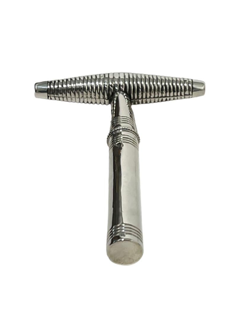 Tire-bouchon hollandais en argent du 19e siècle

Tire-bouchon hollandais en argent du 19e siècle avec un manche ovale et pointu. Le tire-bouchon a une surface lisse avec un motif nervuré. La gâchette en métal est en parfait état d'origine.