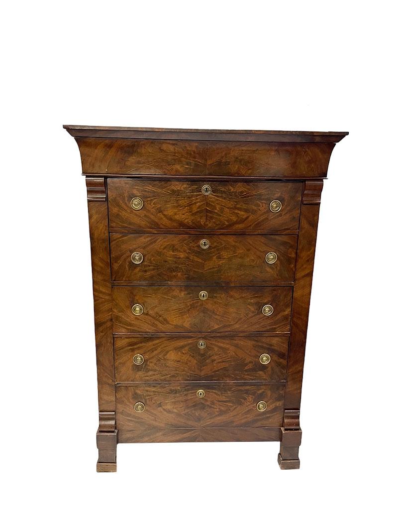 A Dutch 19th Century tall chest of drawers, ca. 1820

An early 19th century mahogany Biedermeier tall chest of drawers, with 5 drawers and 1 on top a blind drawer. The 5 drawers have brass fittings and the chest of drawers is raised on square
