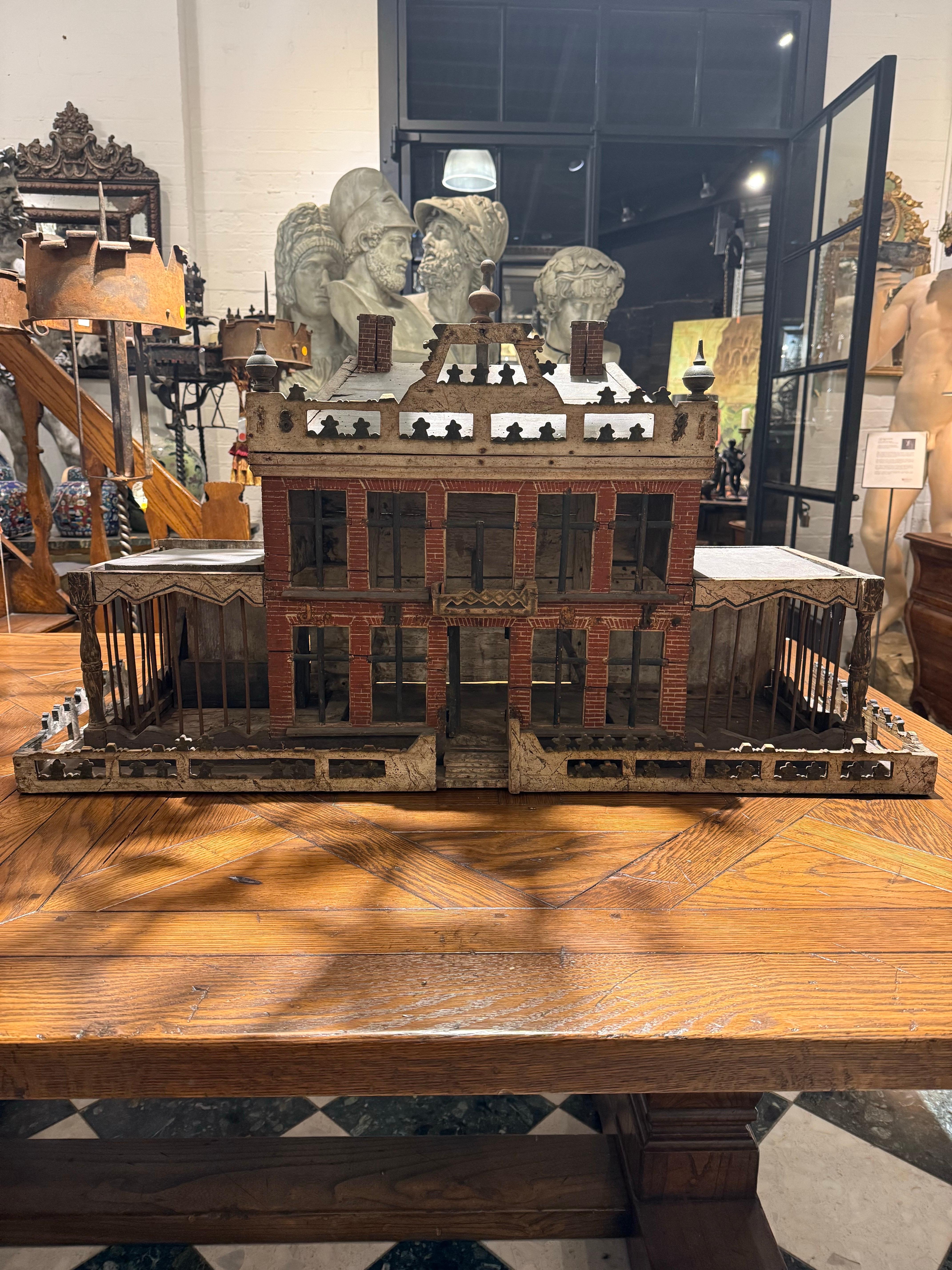 Niederländischer architektonischer Vogelkäfig, 19. Jahrhundert

Provenienz: Private Australian Collection'S.

Beschreibung:
Der Vogelkäfig besteht aus zwei Stockwerken, das obere Stockwerk ist von einer dreiflügeligen Galerie umgeben, auf der die
