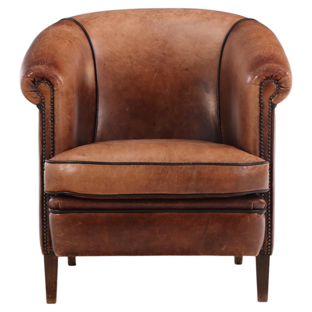 A.I.C. C'est un fauteuil club en cuir de style Art déco hollandais, C. 1960.