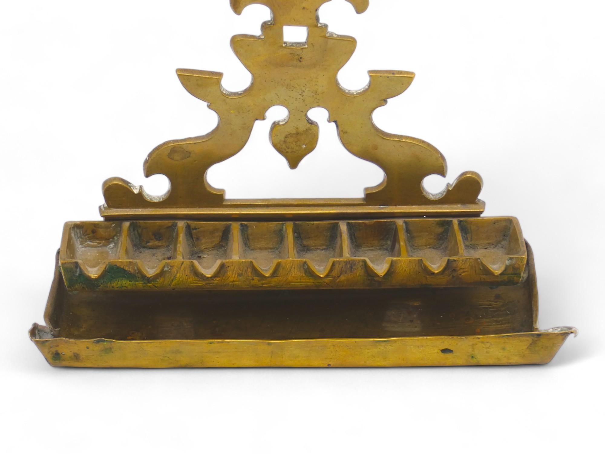 Fino al XVIII secolo Lampada Hanukkah olandese in ottone, XVIII secolo in vendita