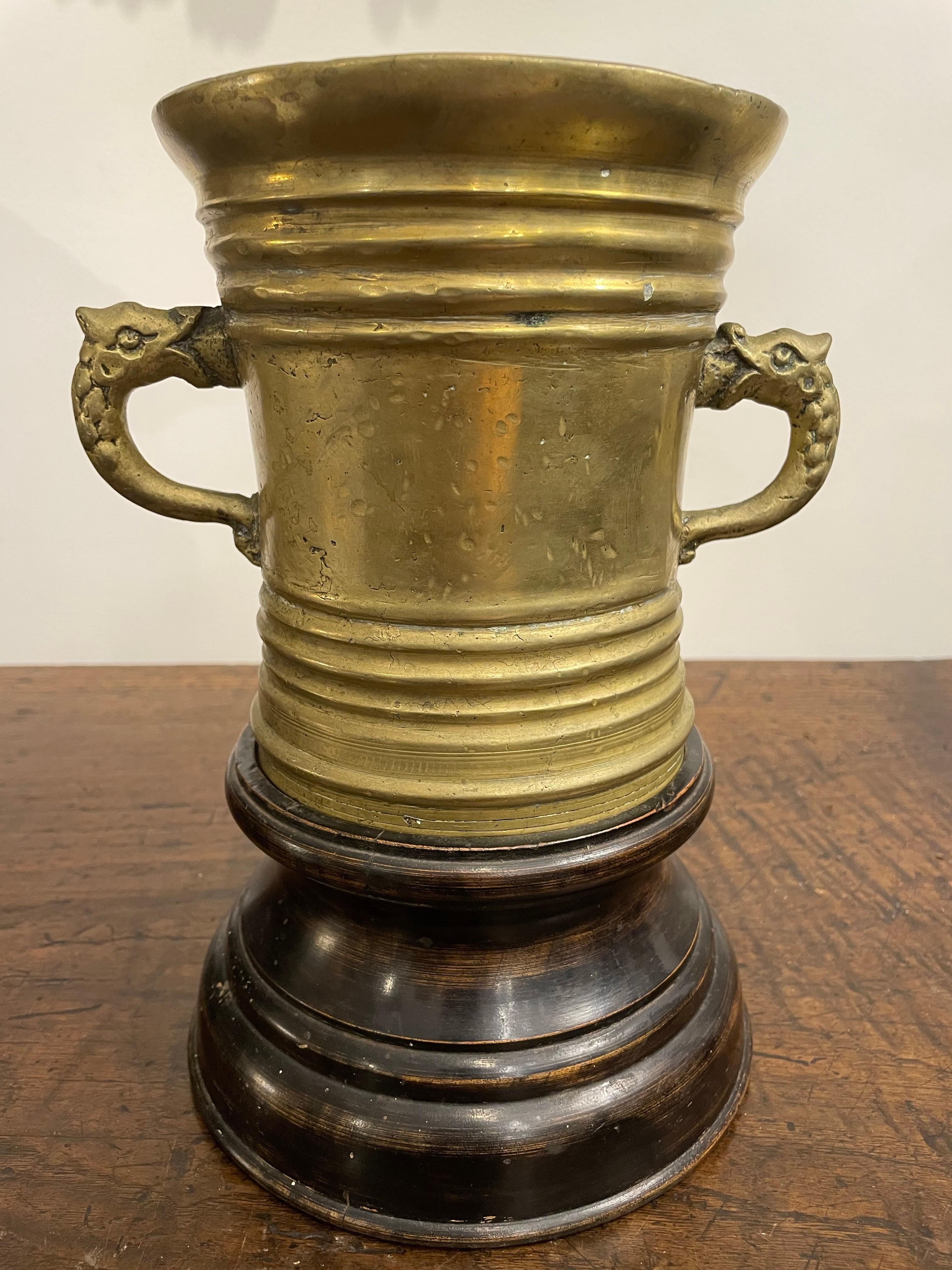 Un peigneur hollandais en laiton, 18ème siècle

paraphé I.L.A. et daté de 1776 sur le corps, ainsi qu'un support en bois tourné, impression convexe à la base de l'urne. Décoration de la maison, design d'intérieur et objets de collection.

Provenance