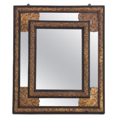 Specchio olandese in ottone repousse, XIX secolo.