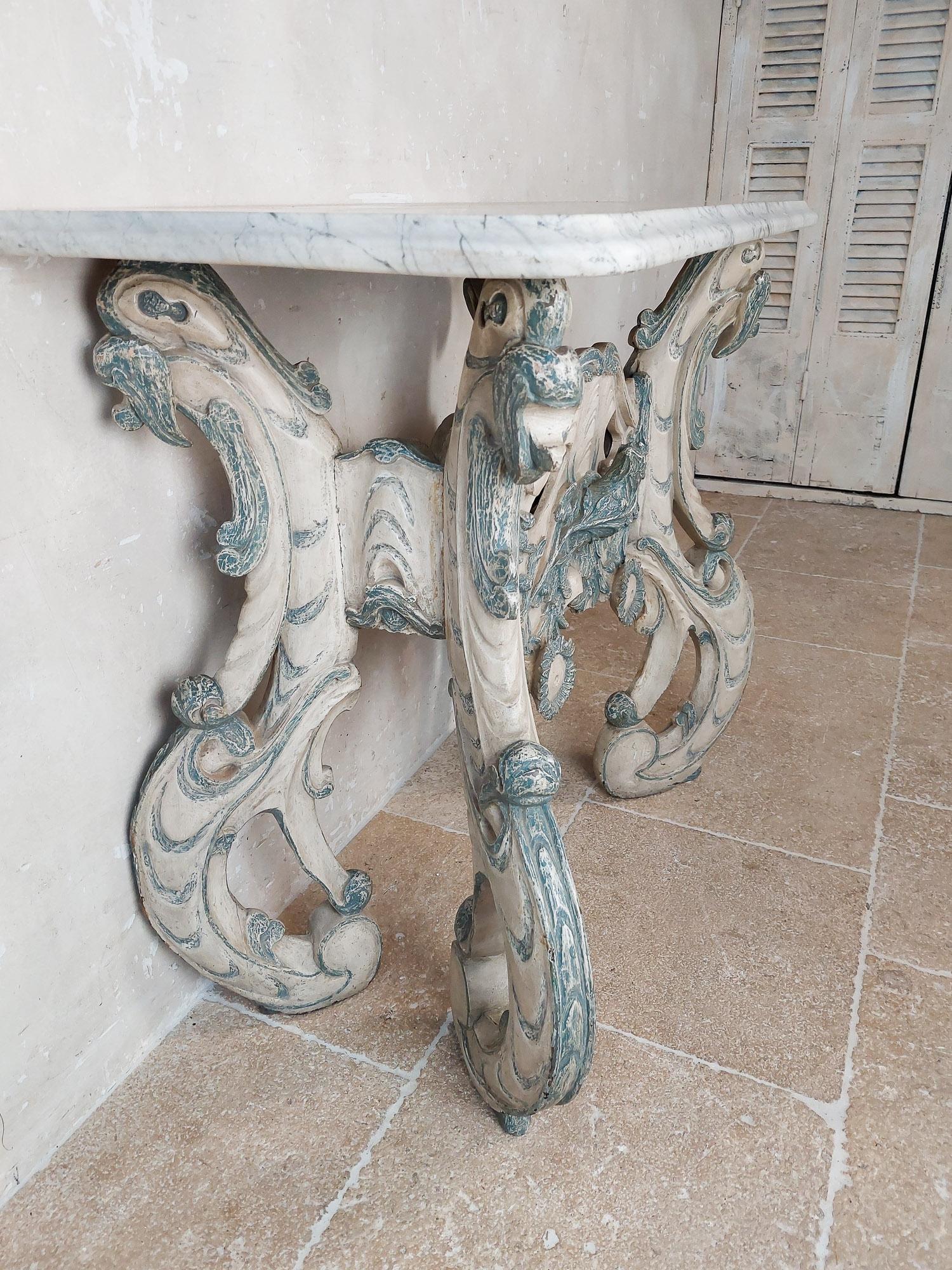 Console ou table d'appoint en bois de tilleul sculpté, peint en bleu et blanc, de style hollandais. en vente 3