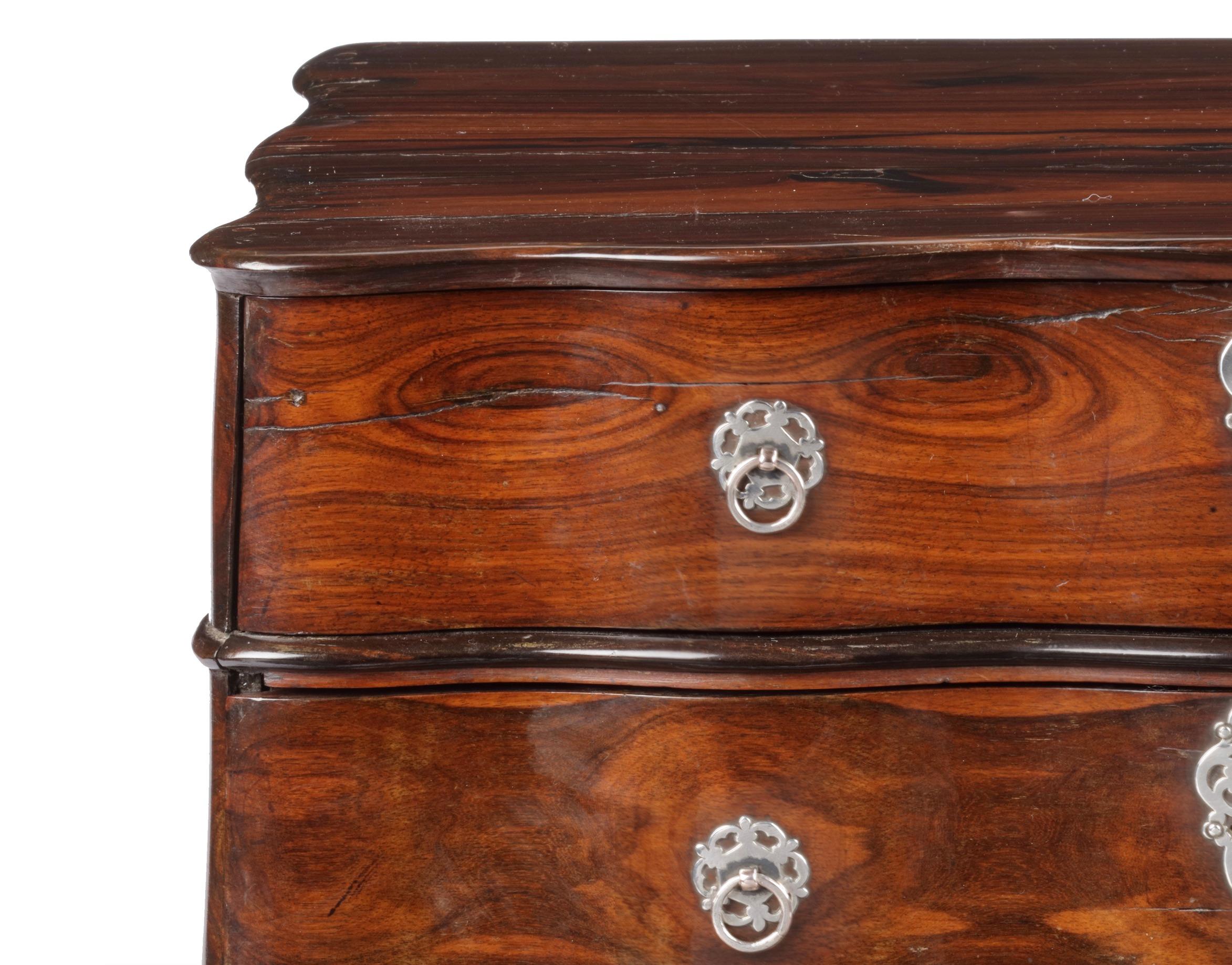 A Dutch-colonial Sri Lankan coromandel wood miniature chest of drawers In Good Condition For Sale In Amsterdam, NL