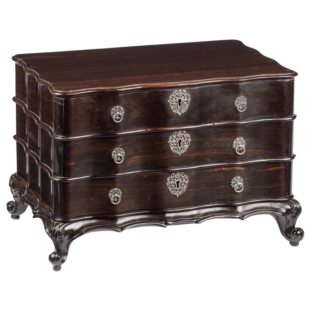 Un chiffoniere in miniatura in legno di nedun dello Sri Lanka e padouk indiano, risalente al periodo coloniale di Wood Wood. in vendita