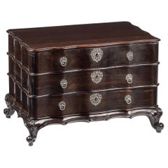 Un chiffoniere in miniatura in legno di nedun dello Sri Lanka e padouk indiano, risalente al periodo coloniale di Wood Wood.