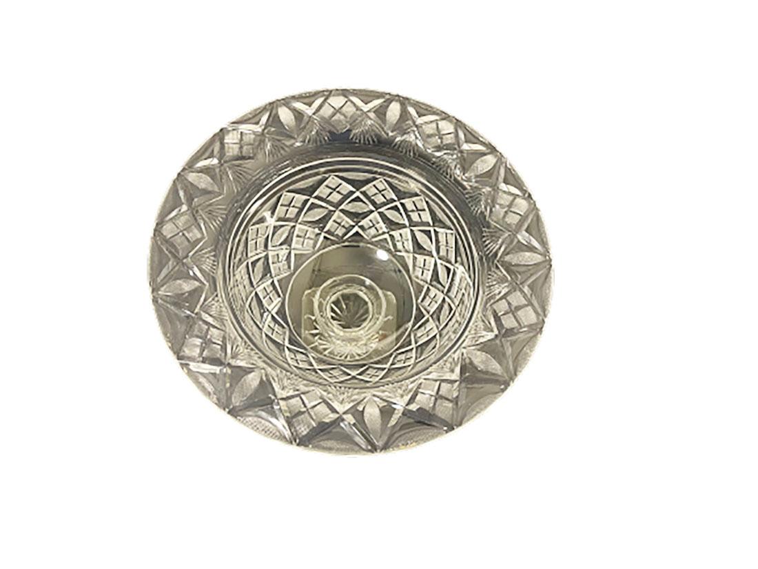 A Dutch crystal footed bowl, ca 1900

A Dutch crystal bowl raised on a square foot with an 8 sided stem. The motif is pineapple cut with fan. 
The dimensions are 20 cm high and 26.5 cm diagonal. 
The weight is 2725 grams