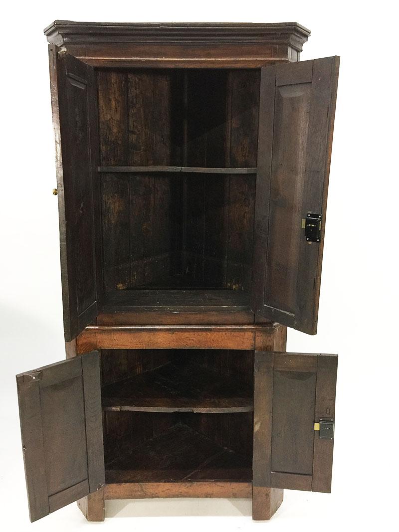 An Dutch early 19th century oak 2-part corner cupboard

A Dutch early 19th century oak 2-part corner cupboard, 4 panel door and copper 

The measurements are:
192 cm high, 93 cm wide and 45 cm depth.
The weight 60 kilos.