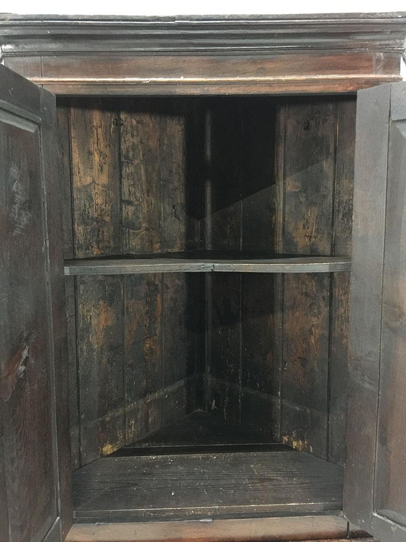 Dutch Early 19th Century Oak 2-Part Corner Cupboard In Good Condition For Sale In Delft, NL