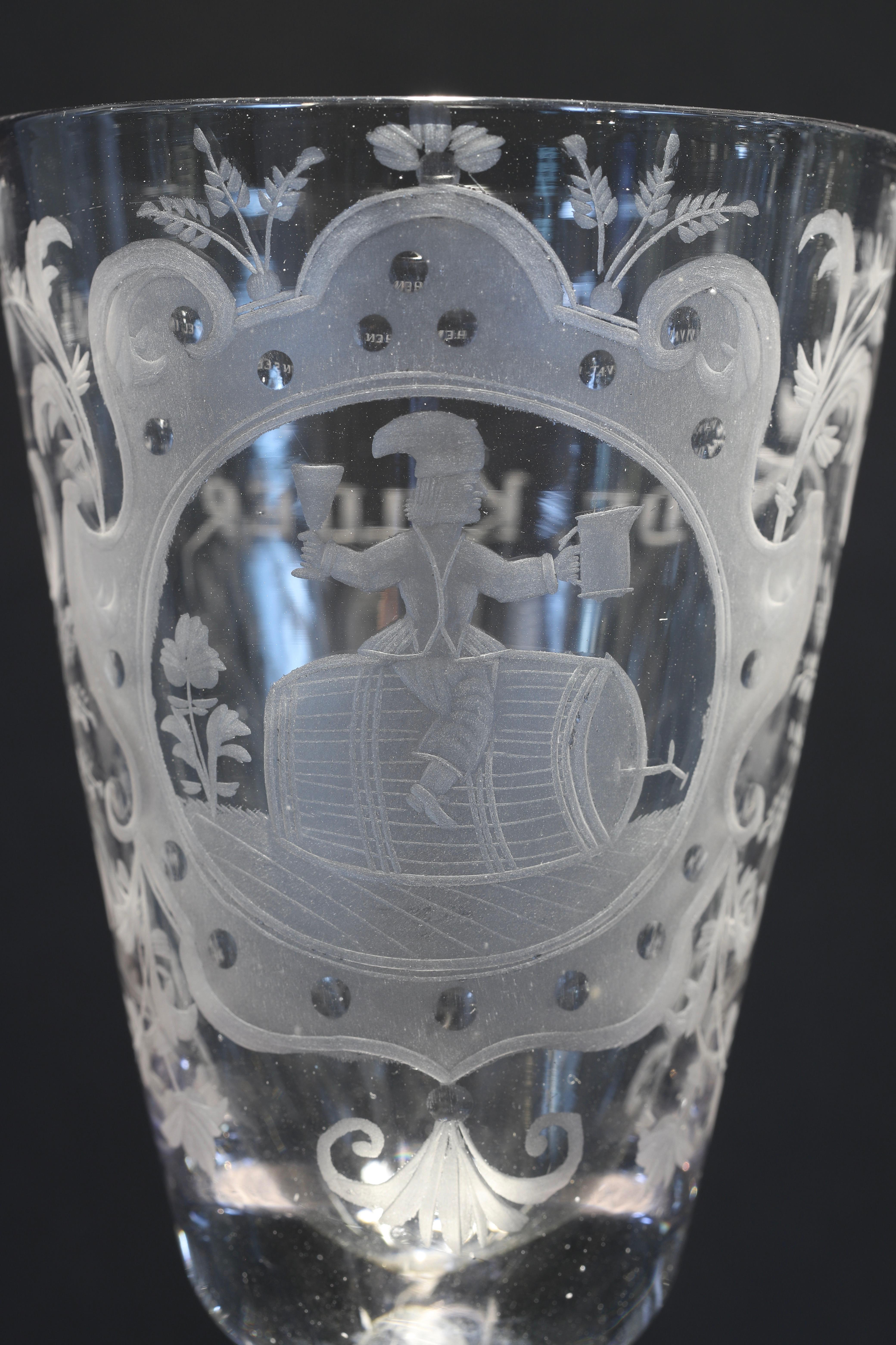 Ein niederländischer gravierter Baluster, Zeremonieller Weinglas, 18. Jahrhundert (Rokoko) im Angebot