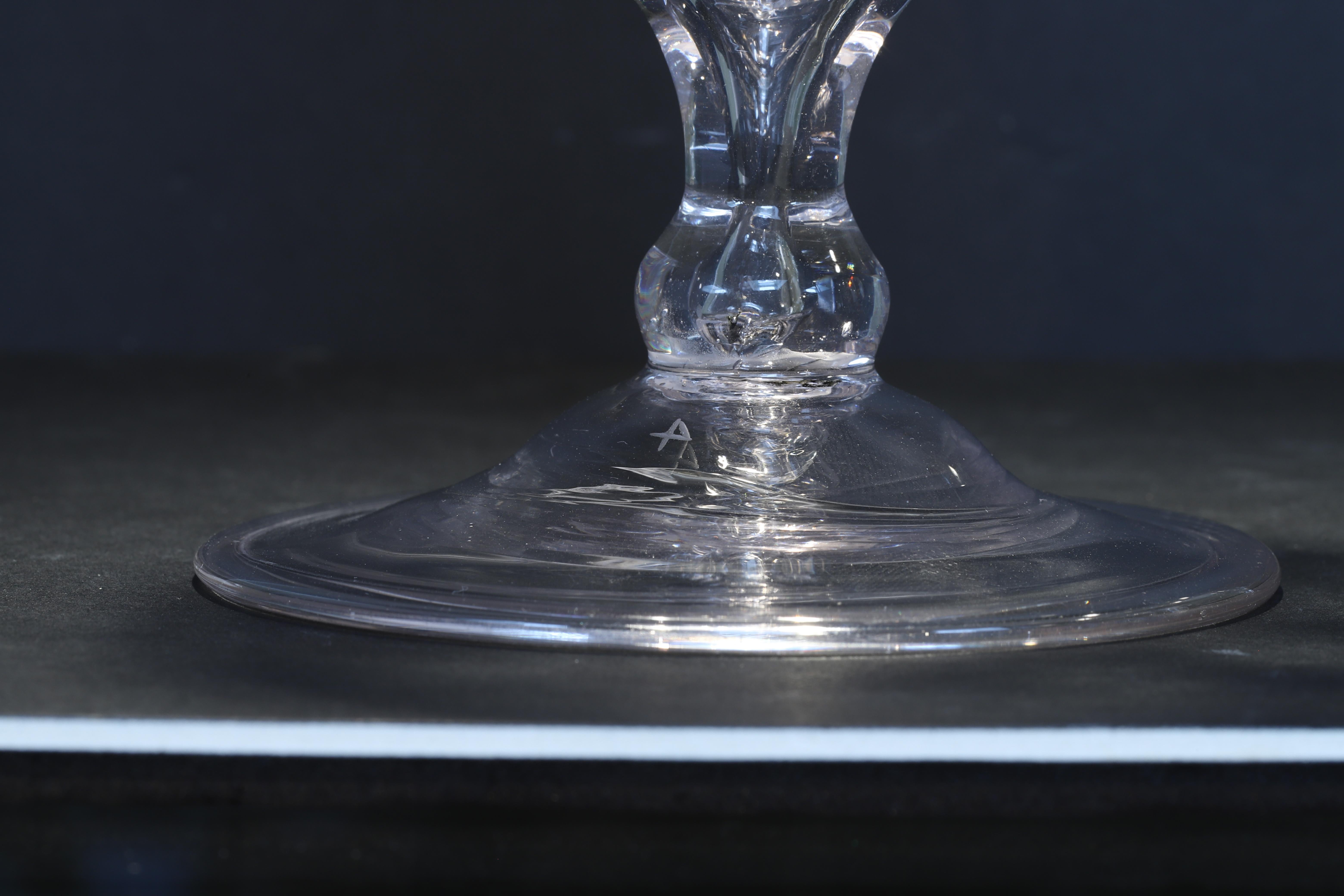 Ein niederländischer gravierter Baluster, Zeremonieller Weinglas, 18. Jahrhundert (Glas) im Angebot
