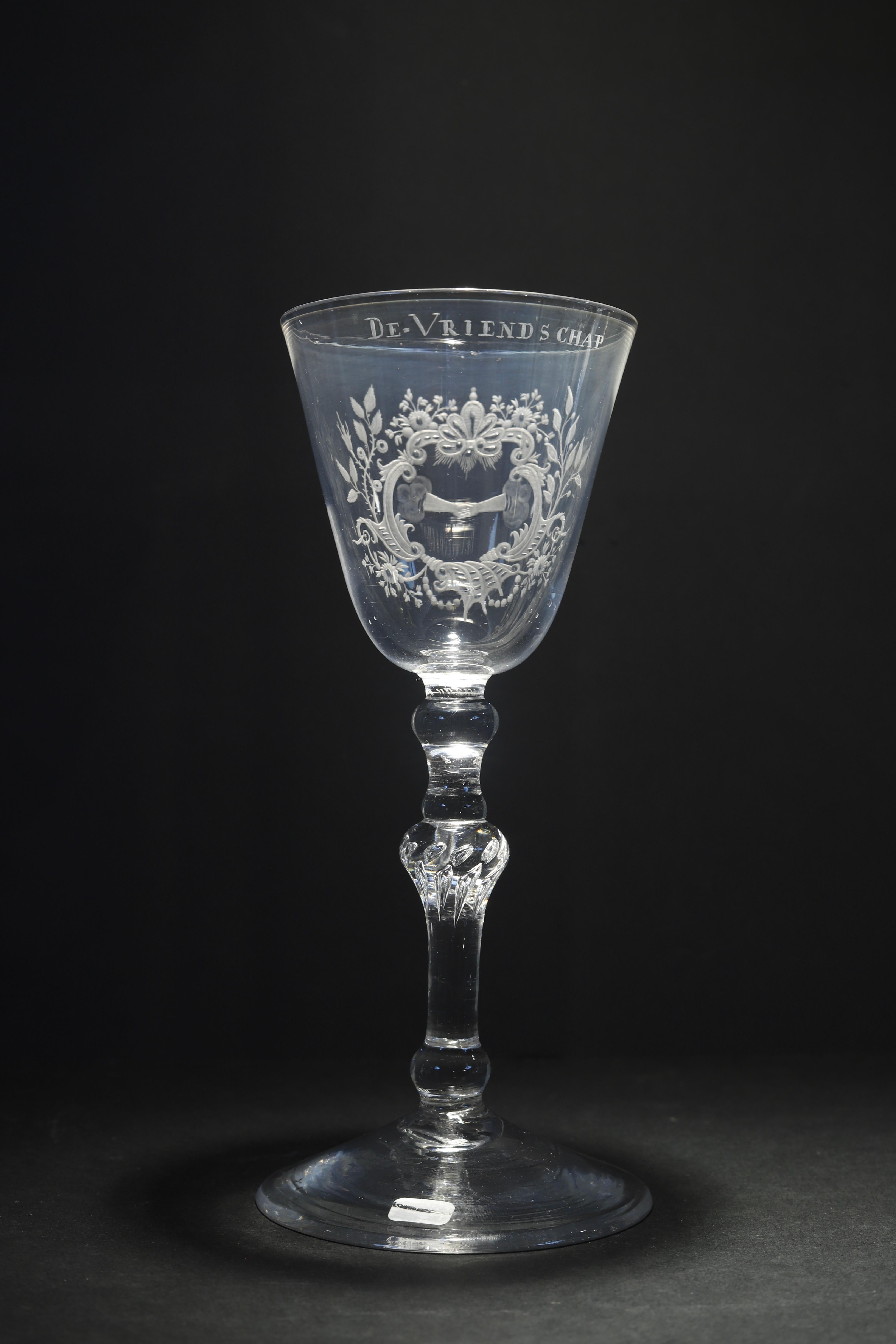 Niederländisches graviertes Baluster-Freundschafts-Weinglas, Mitte des 18. Jahrhunderts (Rokoko) im Angebot