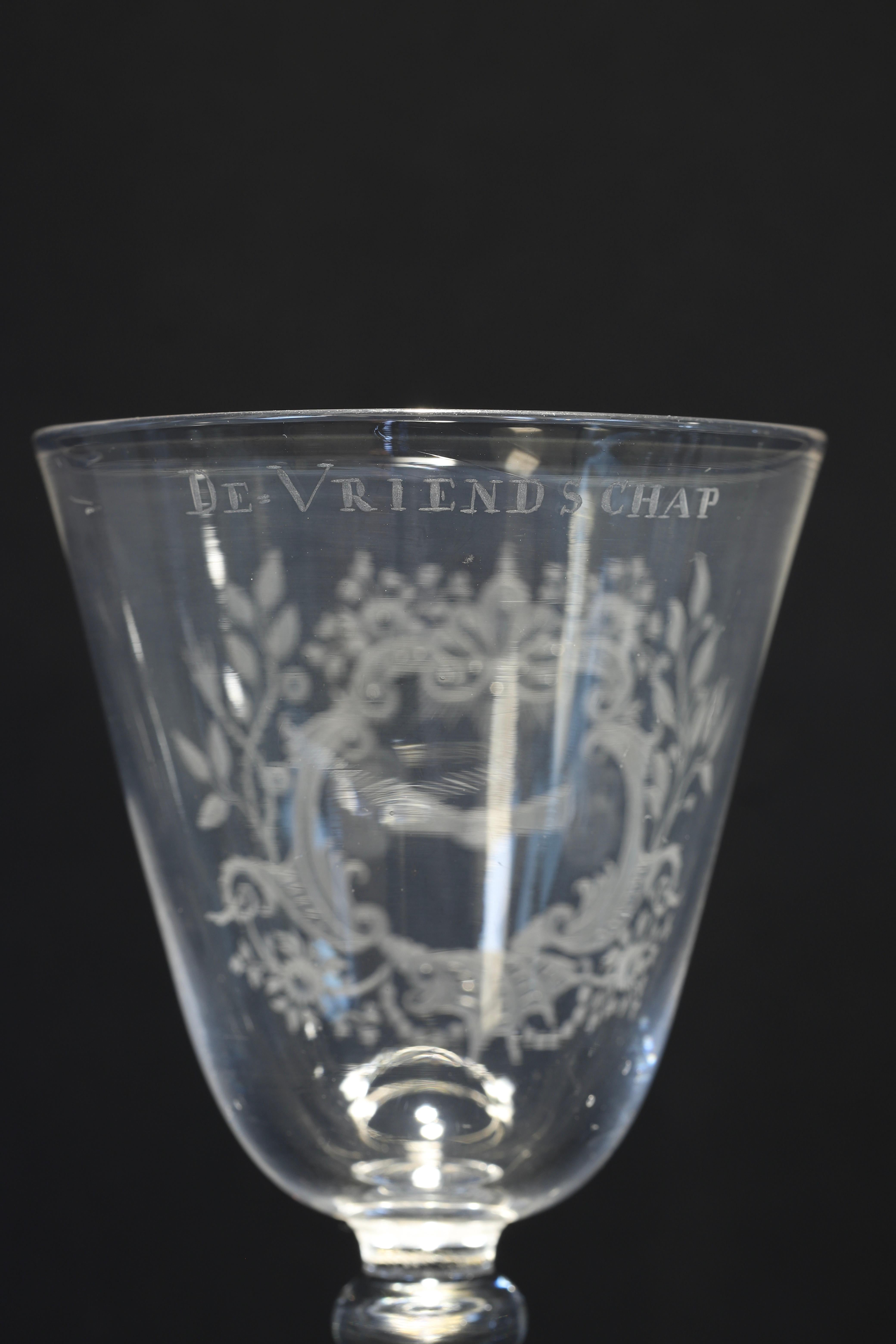 Niederländisches graviertes Baluster-Freundschafts-Weinglas, Mitte des 18. Jahrhunderts im Zustand „Gut“ im Angebot in AMSTERDAM, NH