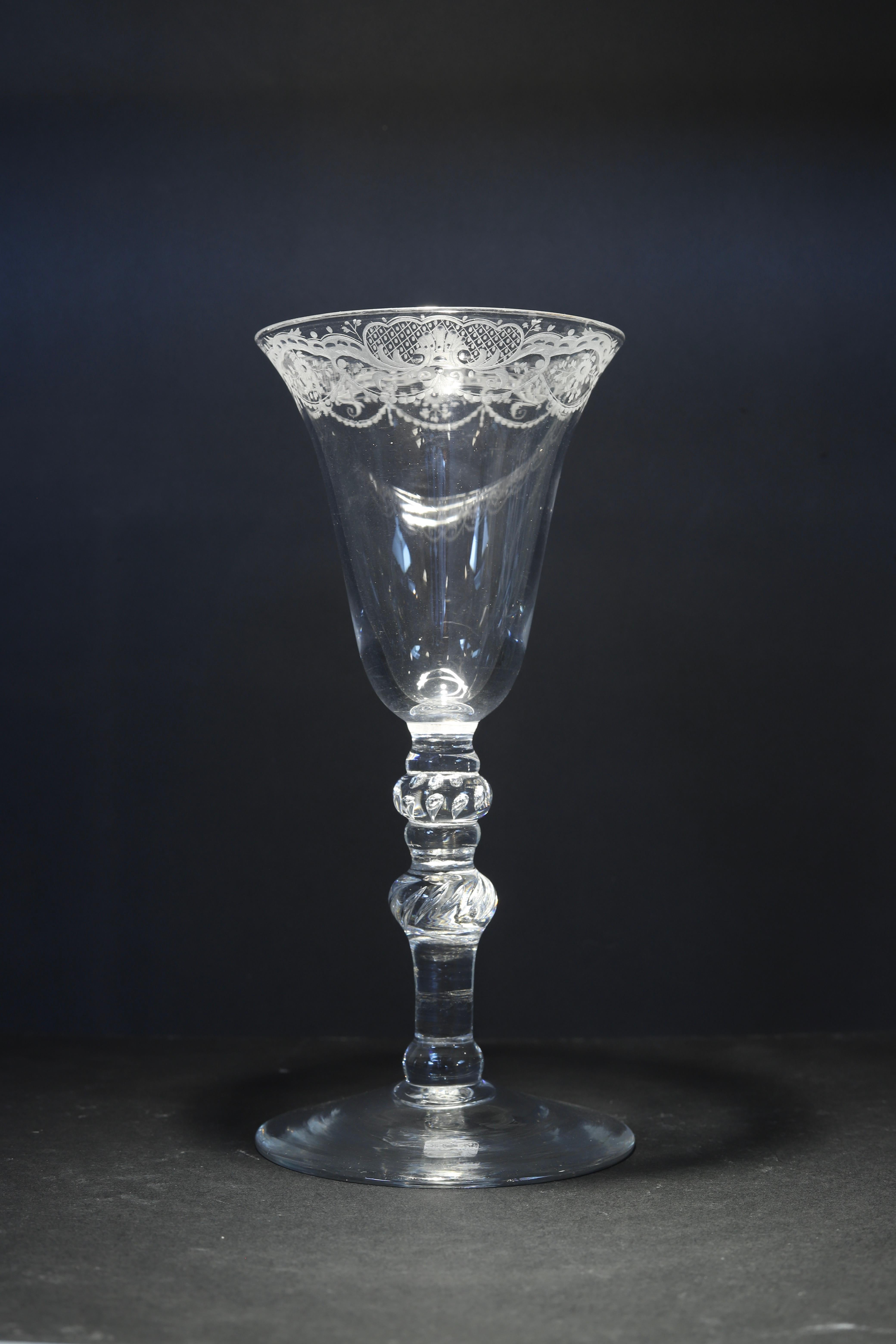 Ein niederländisches graviertes Baluster-Weinglas, Mitte des 18. Jahrhunderts (Rokoko) im Angebot