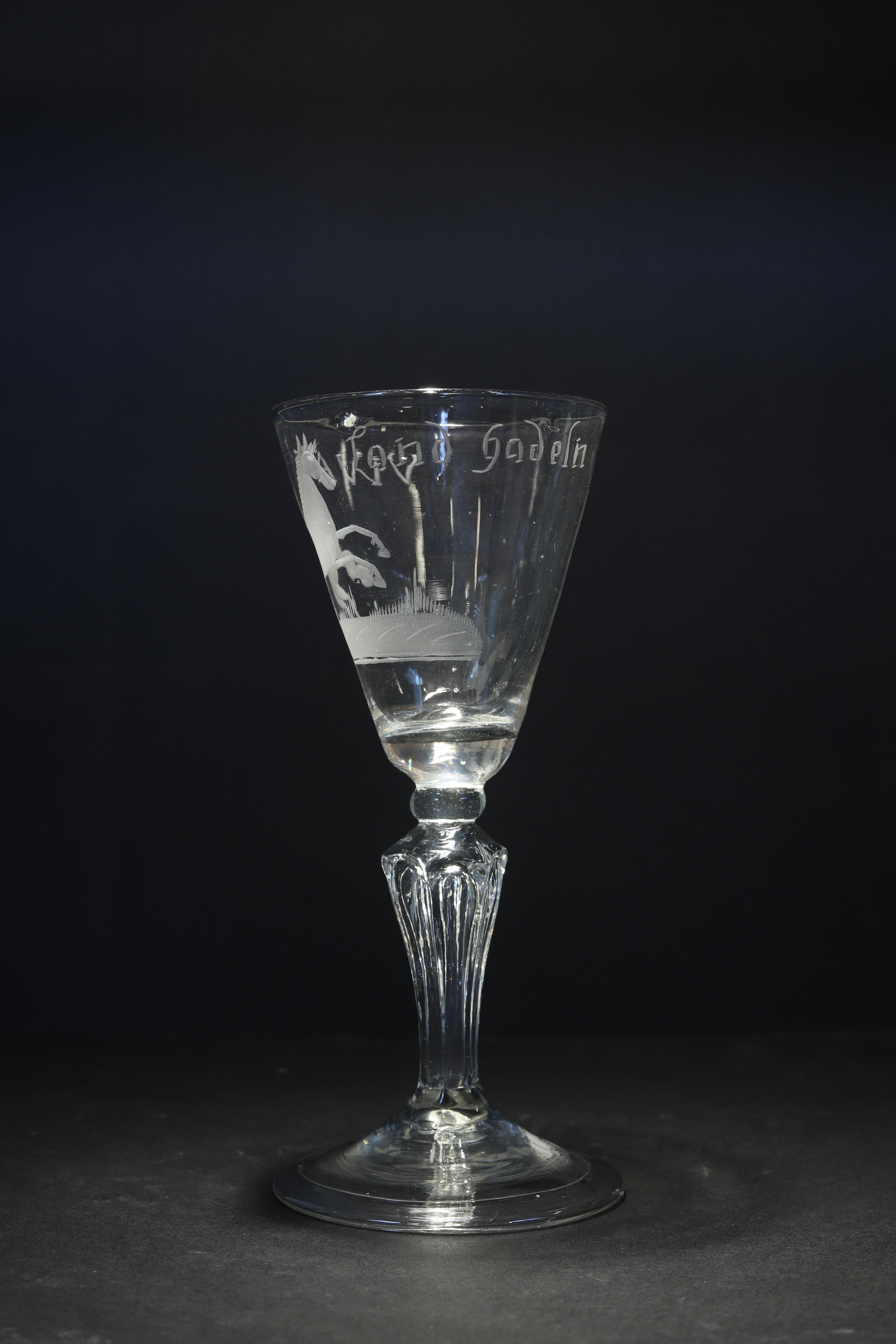 Ein niederländisches graviertes Weinglas, The White Horse of Hanover, Mitte 18. (Rokoko) im Angebot