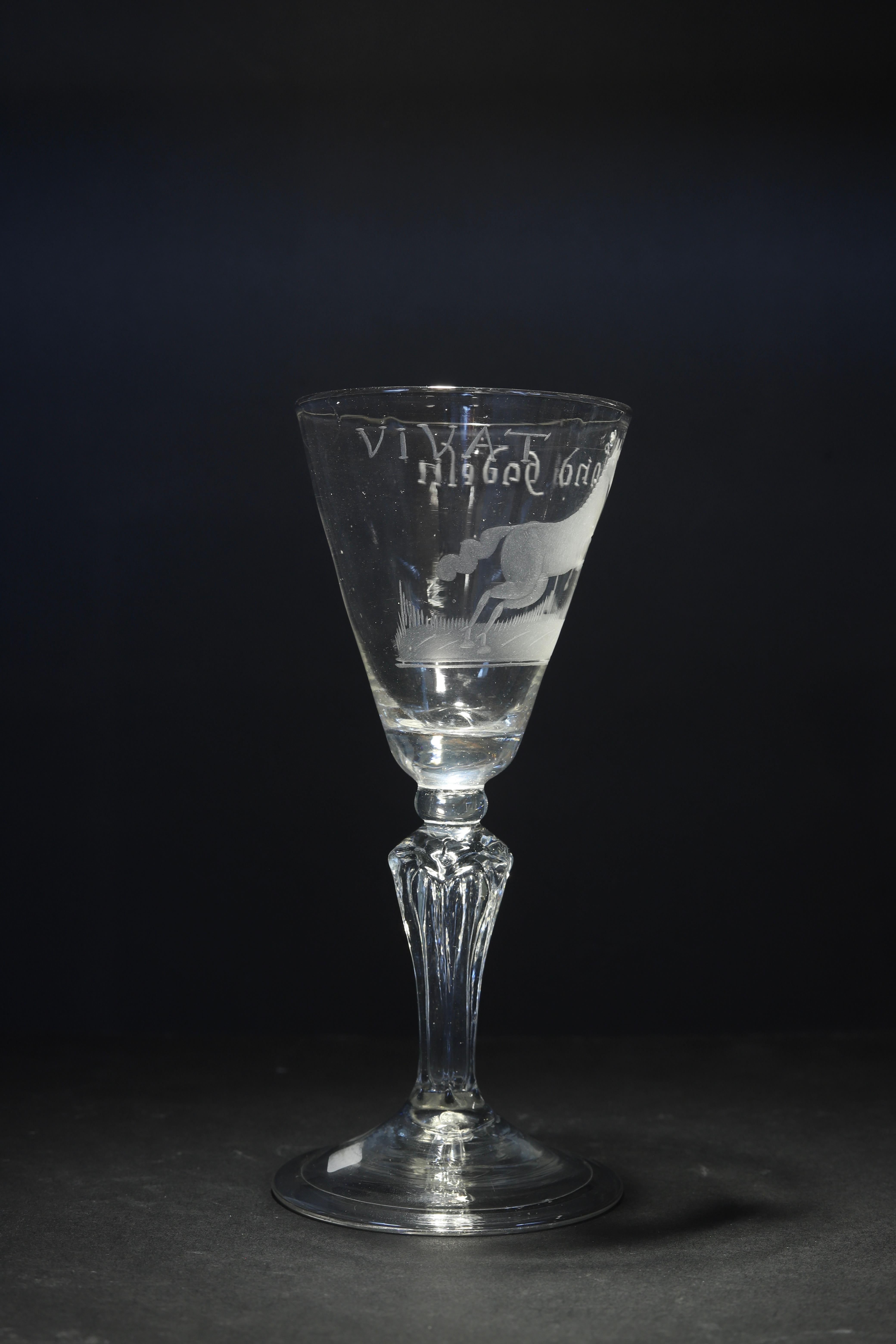 Ein niederländisches graviertes Weinglas, The White Horse of Hanover, Mitte 18. (Niederländisch) im Angebot