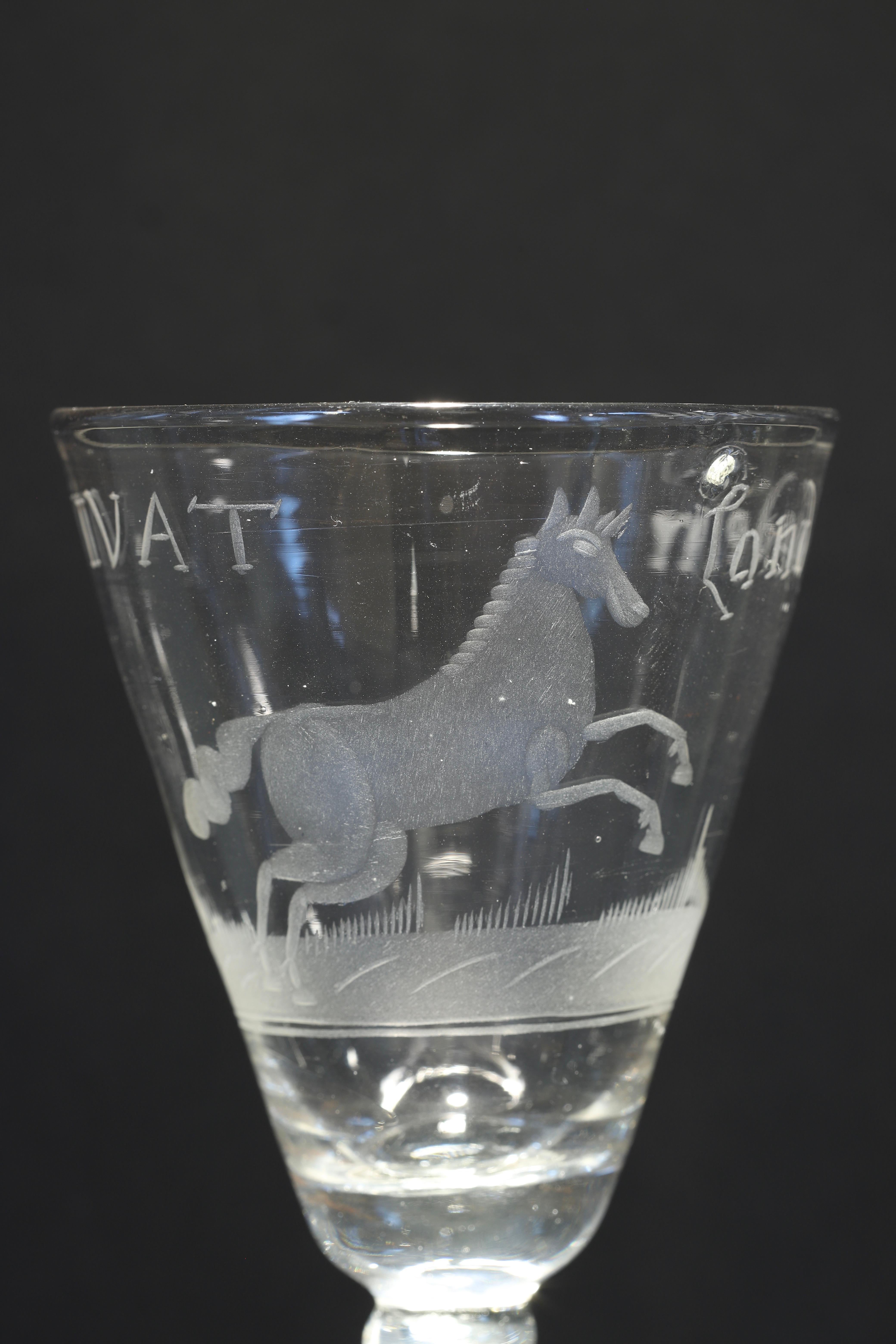 Ein niederländisches graviertes Weinglas, The White Horse of Hanover, Mitte 18. (Graviert) im Angebot