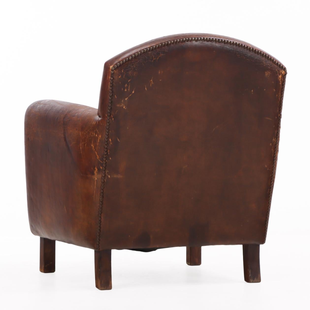 Art déco A.I.C., fauteuil club hollandais en cuir, C. 1950. en vente
