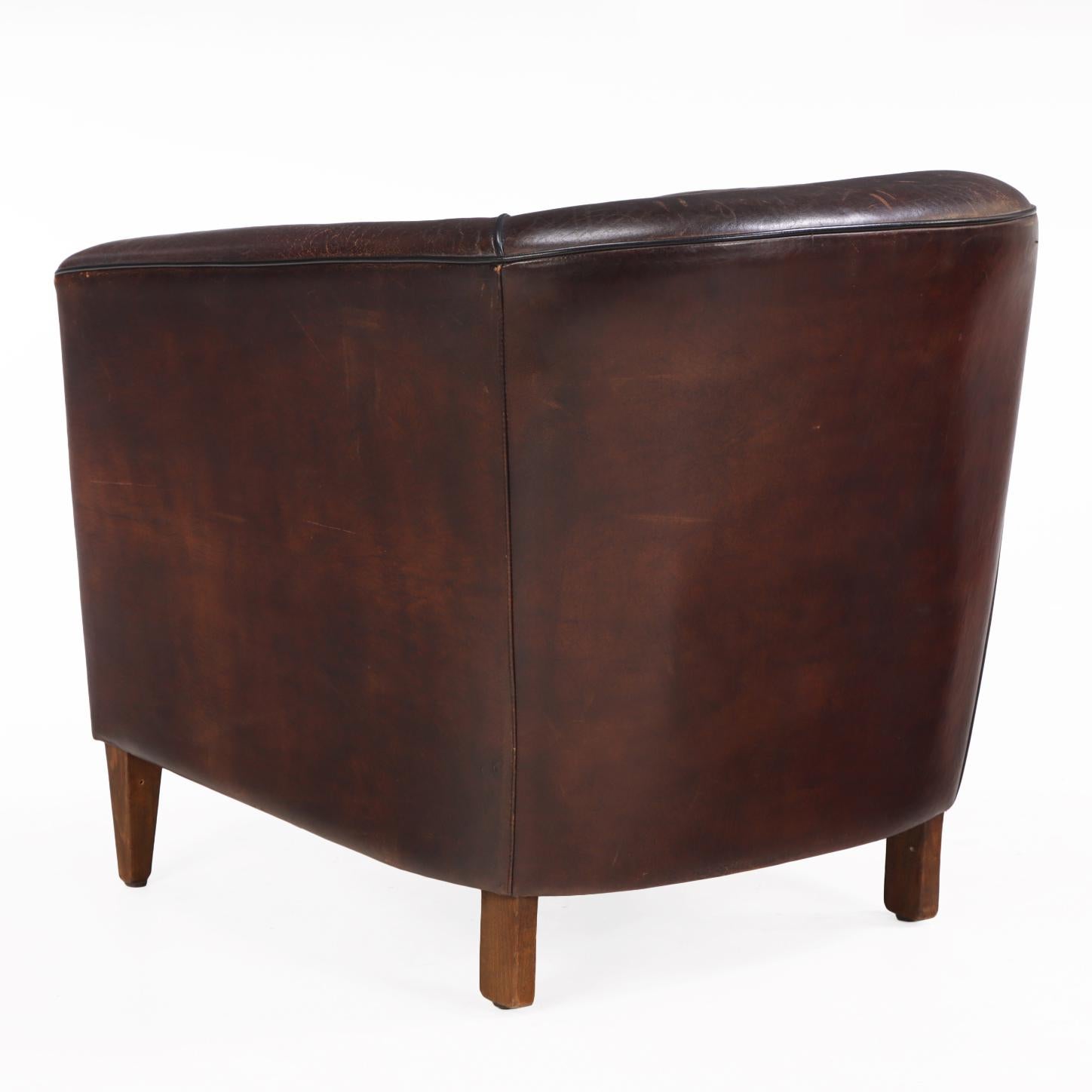 Art déco A.I.C., fauteuil club hollandais en cuir, C. 1960. en vente