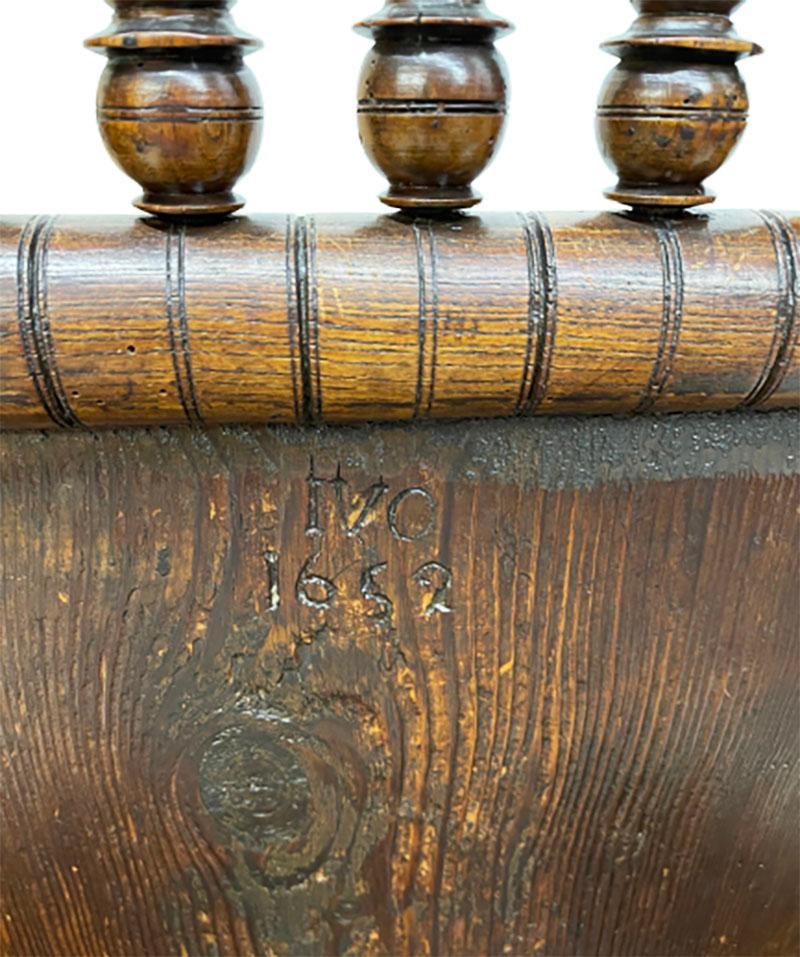 Ein niederländischer Eichenstuhl aus der Mitte des 17. Jahrhunderts, datiert 1652

Ein holländischer Eichenstuhl aus dem 17. Jahrhundert. Alle Eichenpaneele sind mit einer groben Holzrille versehen. Auf der Rückseite sind der Name Ivo und das Jahr