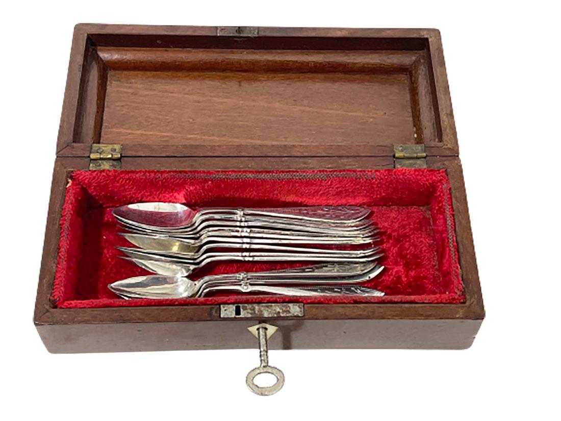 Dutch Mid 19th Century Wooden Spoon Box with 12 Silver Tea Spoons For Sale 3