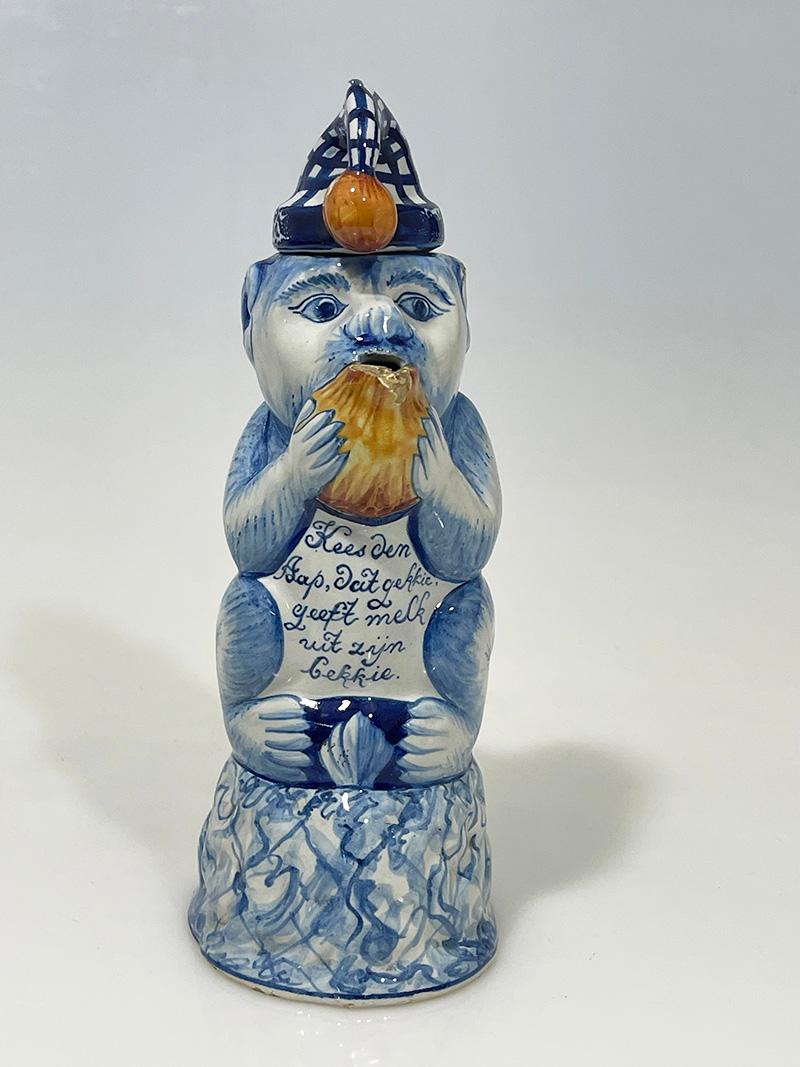 Un pichet à lait néerlandais en forme de singe, Tichelaar Makkum, vers 1890-1900

Un pot à lait en forme de singe sur sa tête en guise de couvercle, un bonnet de nuit avec un dicton néerlandais écrit sur le ventre du singe. 