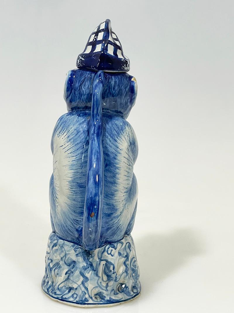 Un pichet à lait néerlandais en forme de singe, Tichelaar Makkum, vers 1890-1900 Bon état - En vente à Delft, NL