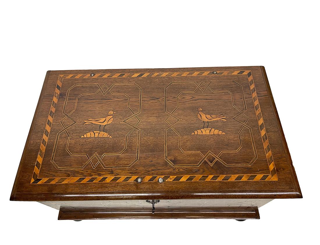 A Dutch Oak blanket chest with intarsia pigeon pattern, ca 1870-1890

A Dutch oak blanket chest with oak wood intarsia geometric patterns. On top of the lid of the blanket chest decorated with two pigeons in light oak intarsia. The outside of the