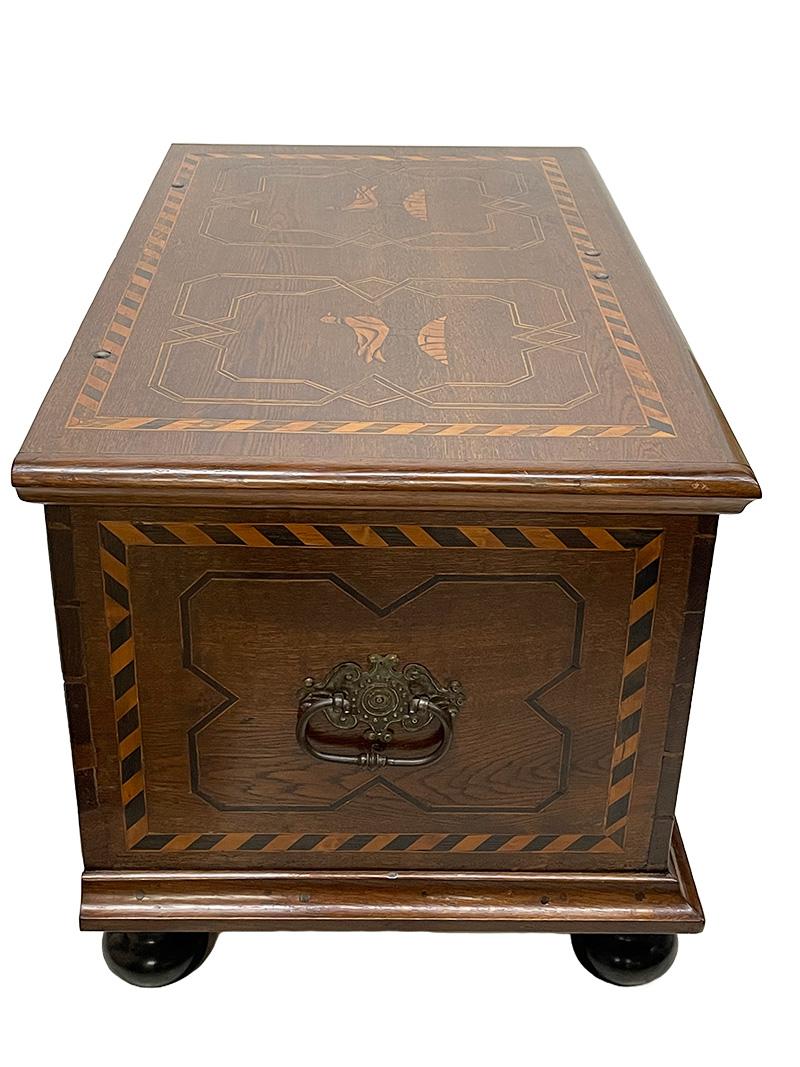 A Dutch Oak blanket chest with intarsia pigeon pattern, ca 1870-1890 In Good Condition For Sale In Delft, NL