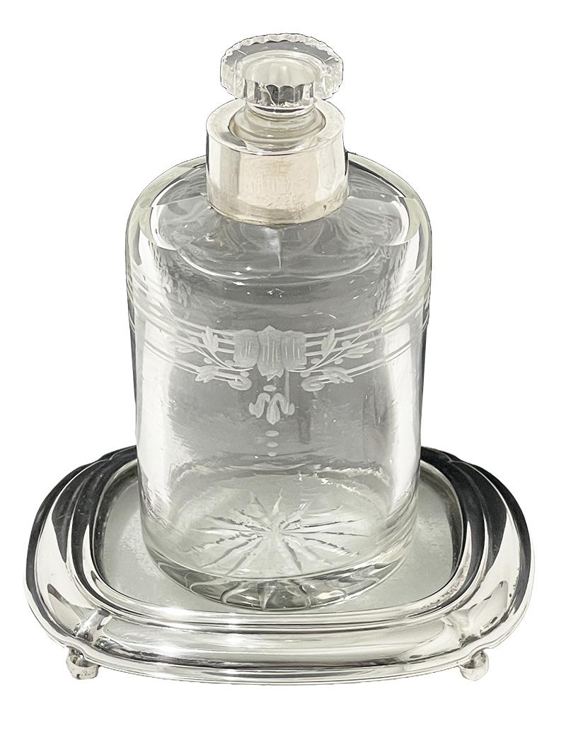 A Dutch perfume bottle on a coaster with silver, 1918 In Good Condition For Sale In Delft, NL