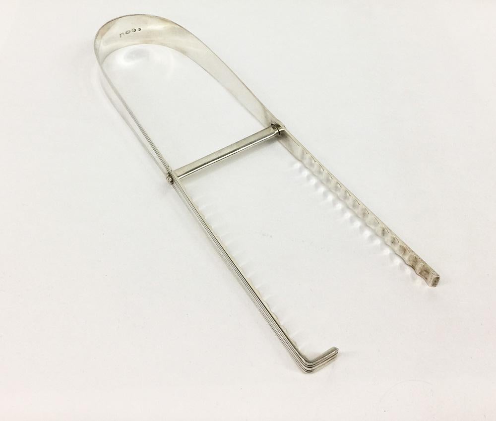 A Dutch silver asparagus tong, 1895 By Uriot, Pierre Louis  In Good Condition For Sale In Delft, NL
