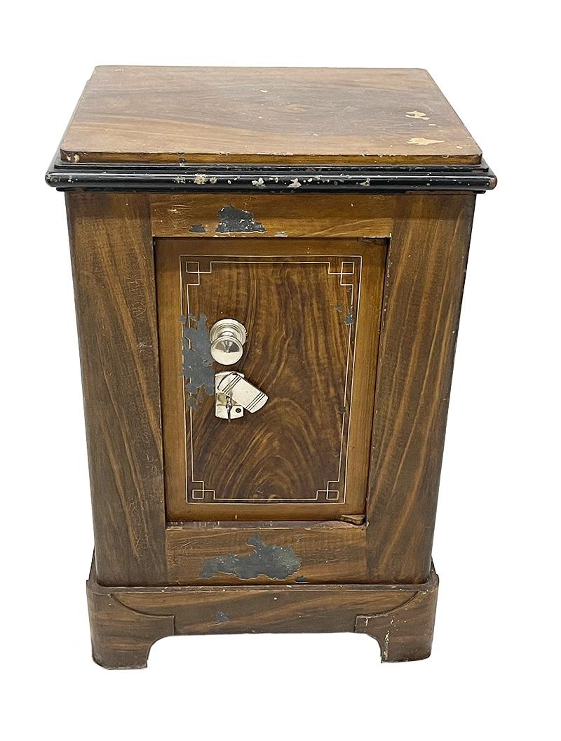 A Dutch steel painted wood look safe cabinet, ca. 1895 In Good Condition For Sale In Delft, NL