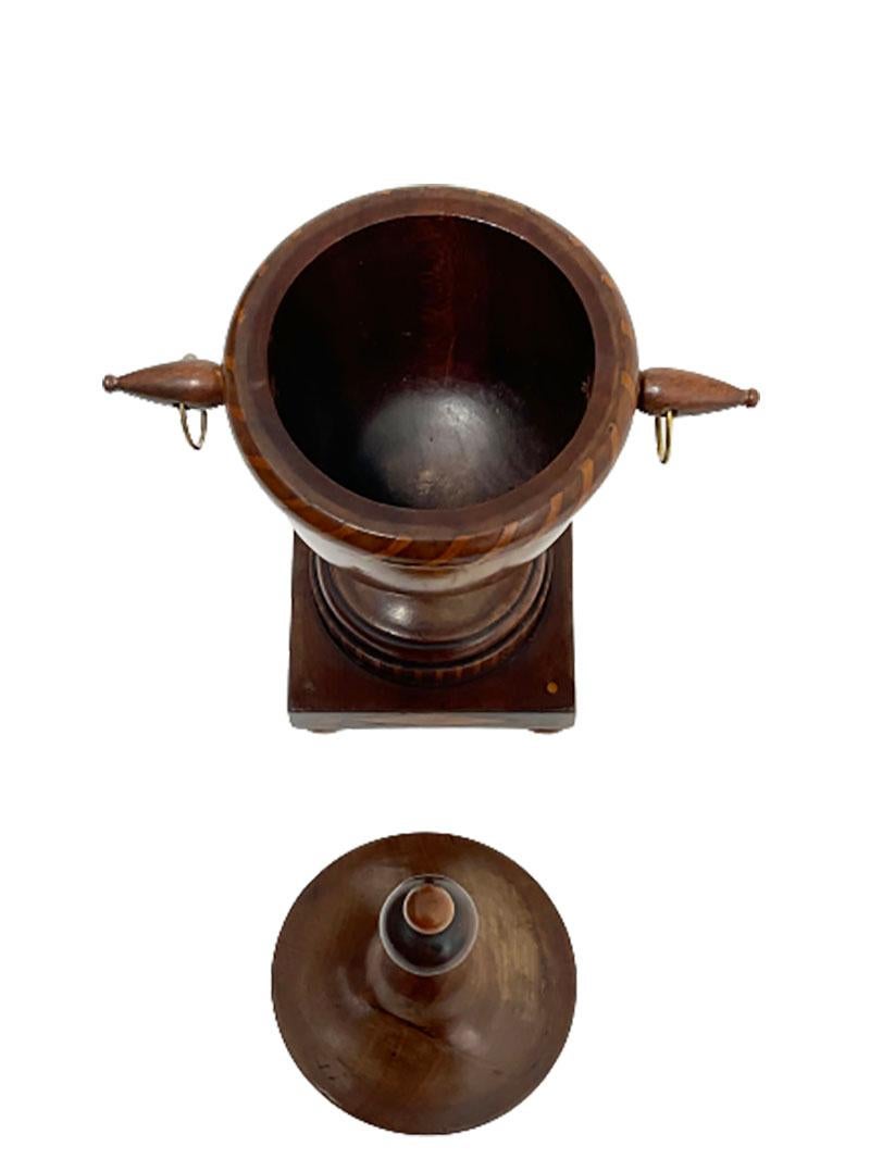 Piccolo cesto di lana olandese con coperchio in legno del XIX secolo in vendita 2