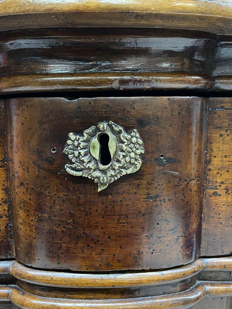 Olandese Cassettone curvo in noce olandese, XVIII secolo in vendita