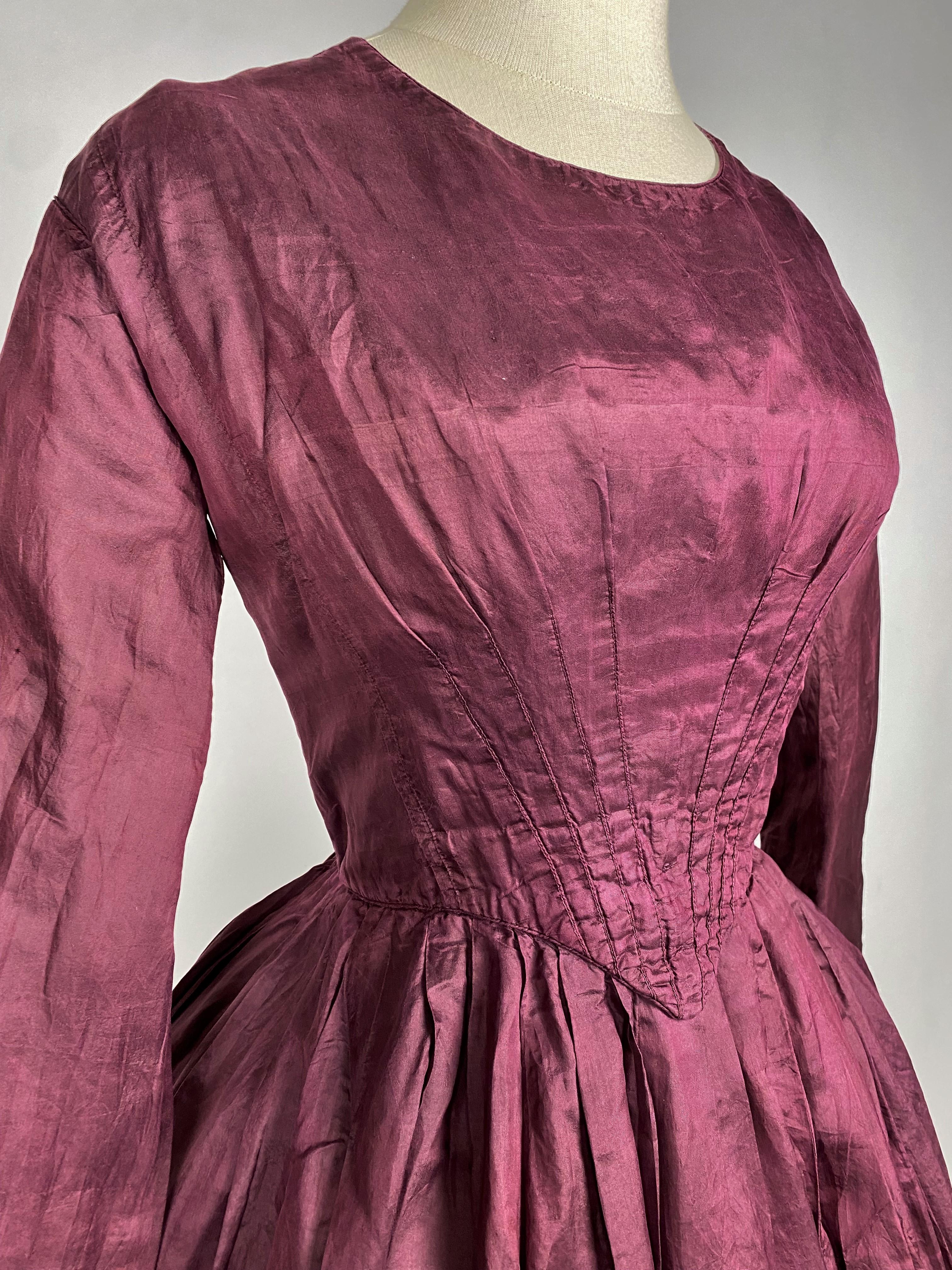 A Dyed Taffeta-Aubergine French Day Dress Circa 1845 In Good Condition In Toulon, FR