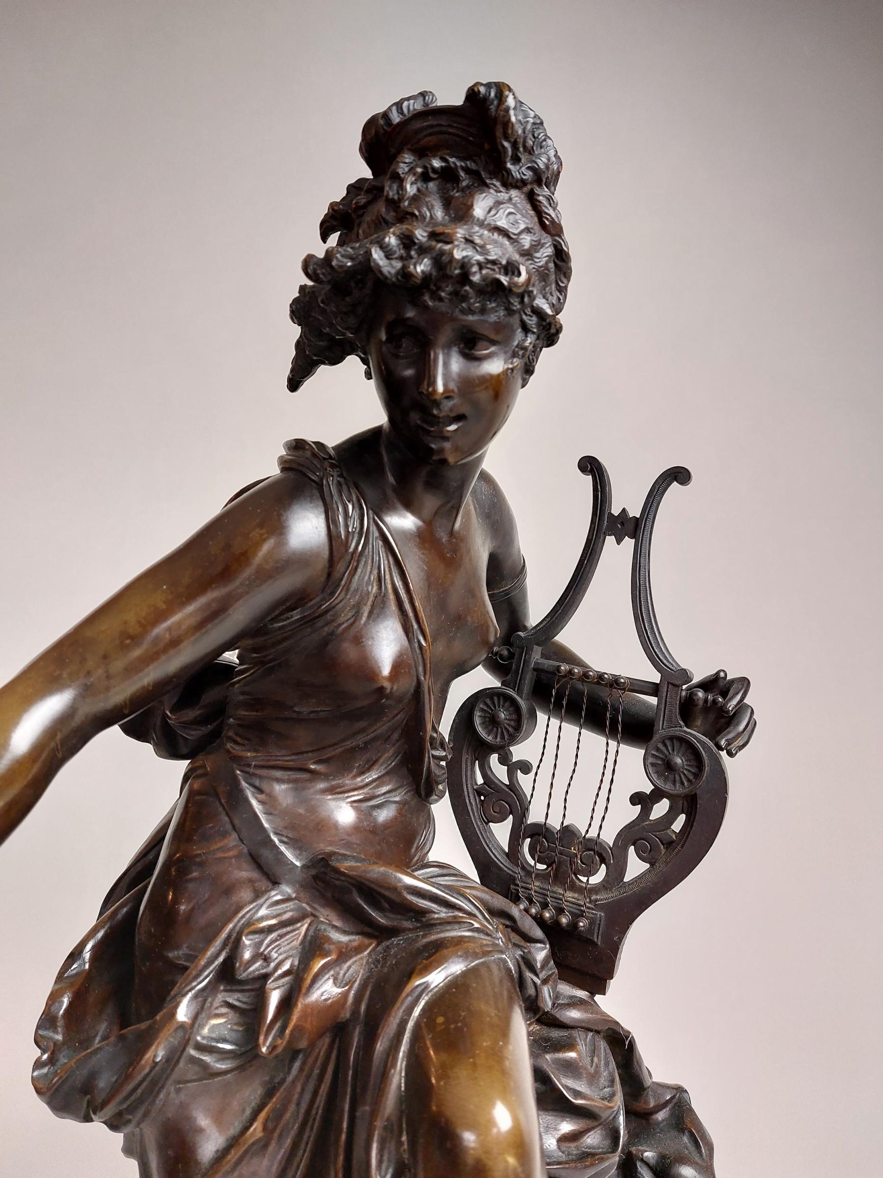 Bronze français du XIXe siècle représentant la déesse Harmonie, juchée sur un socle, mais qui semble s'amuser à sauter, sa lyre dans une main, ses robes flottant librement autour de sa forme. Signé Carrier Belleuse.

Albert-Ernest Carrier-Belleuse