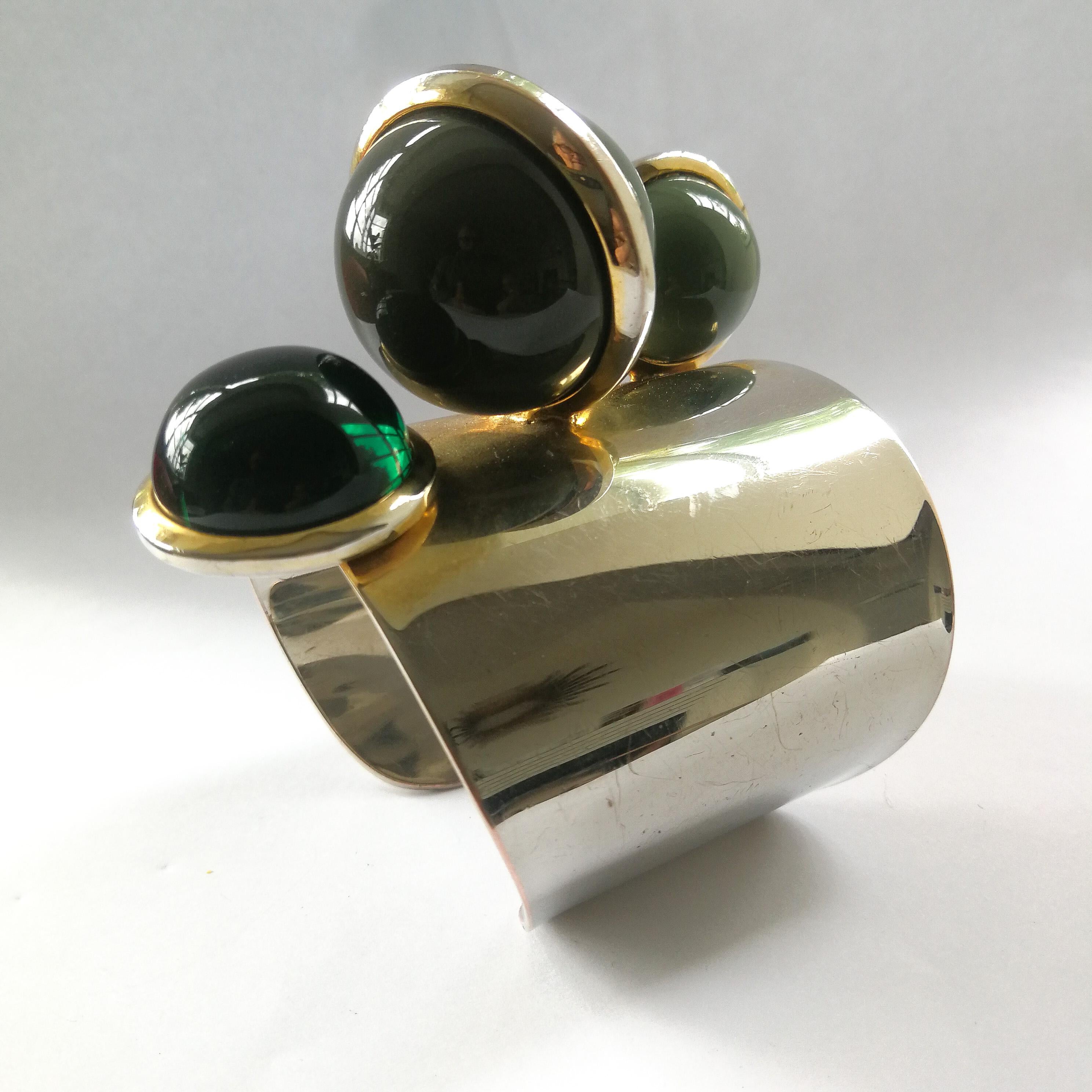 A dynamic chrome metal and plastic Space Age cuff, French, 1970s In Good Condition For Sale In Greyabbey, County Down