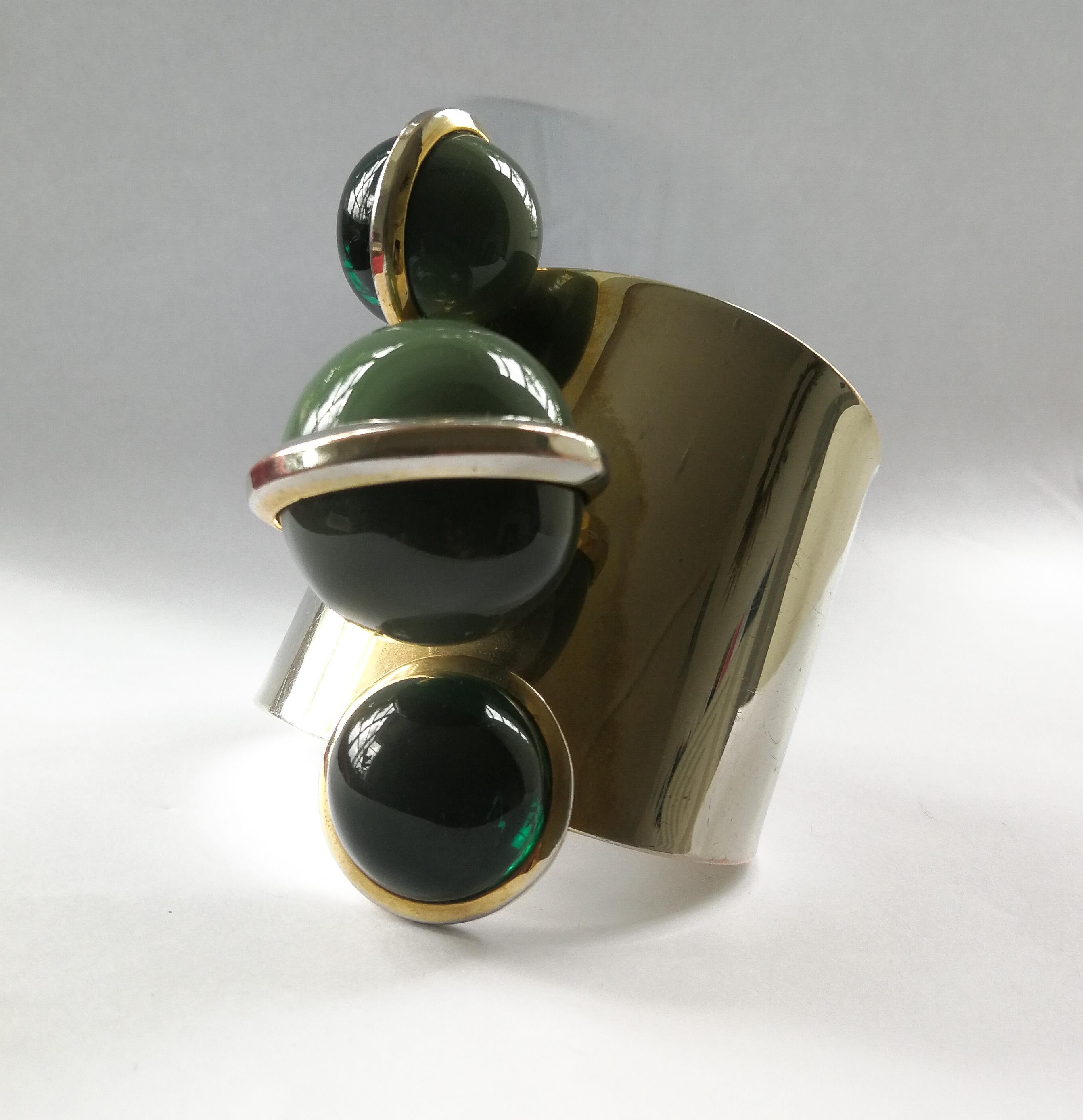 A dynamic chrome metal and plastic Space Age cuff, French, 1970s For Sale 2