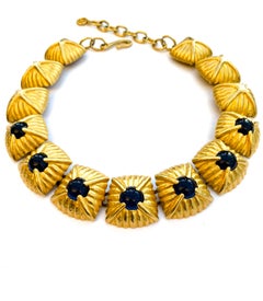 Collier cabuchon dynamique en métal doré/verre bleu, Givenchy, France, années 1980