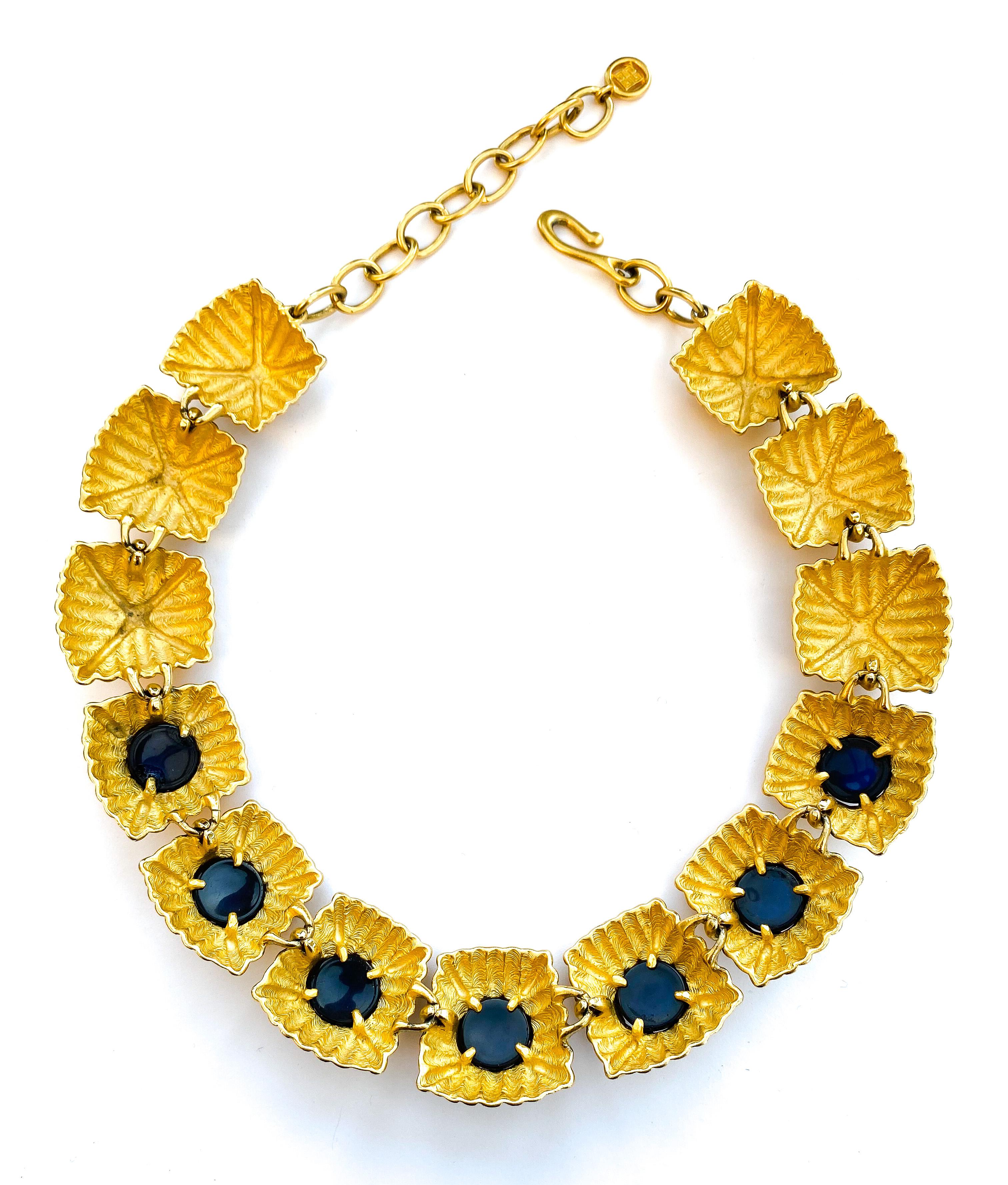 A dynamic gilt metal/blue glass cabuchon necklace, Givenchy, France, 1980s For Sale 2